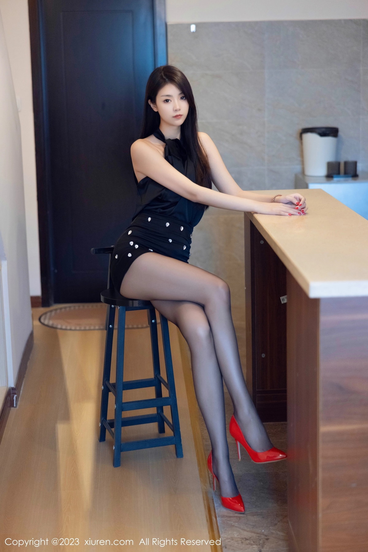 [秀人网] 2023.10.19 No.7535 可乐Vicky 黑丝美腿  第4张