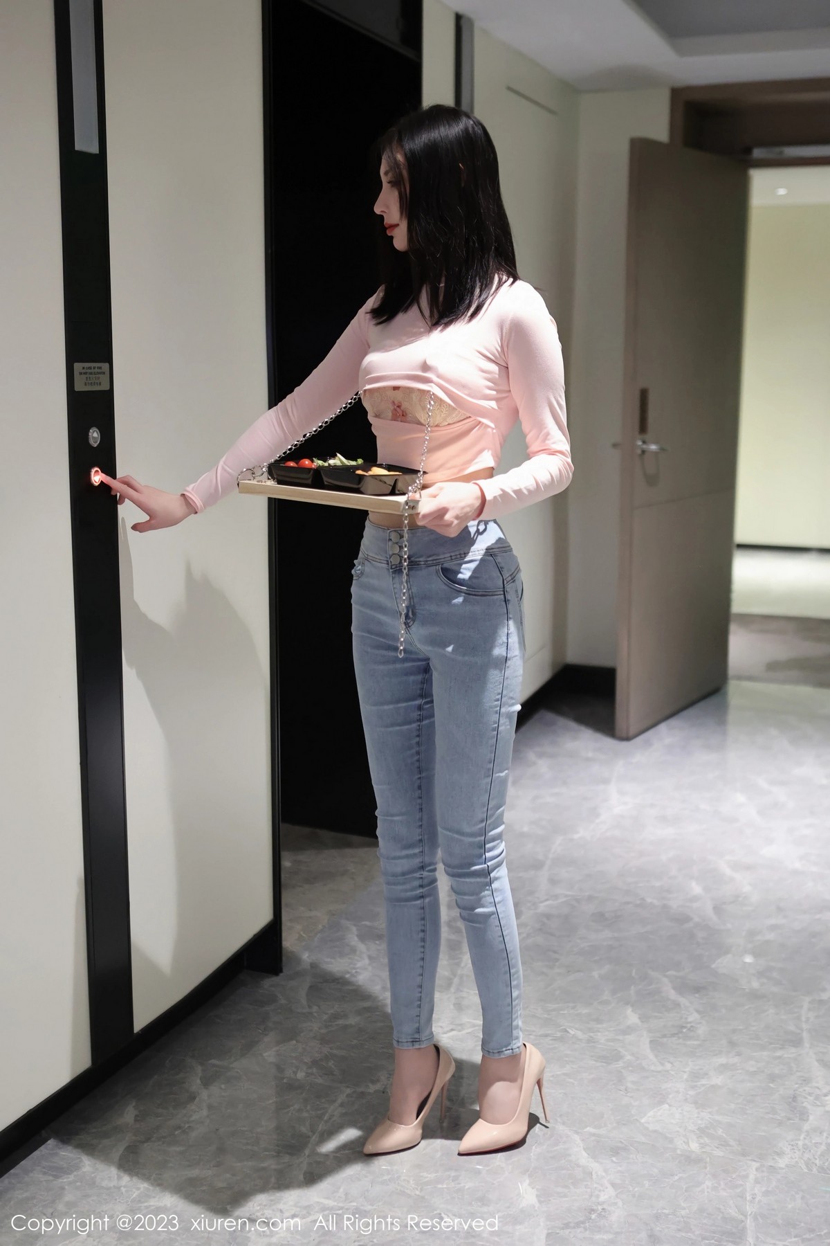 [秀人网] 2023.06.29 No.6992 王曼柔 牛仔裤美腿  第3张