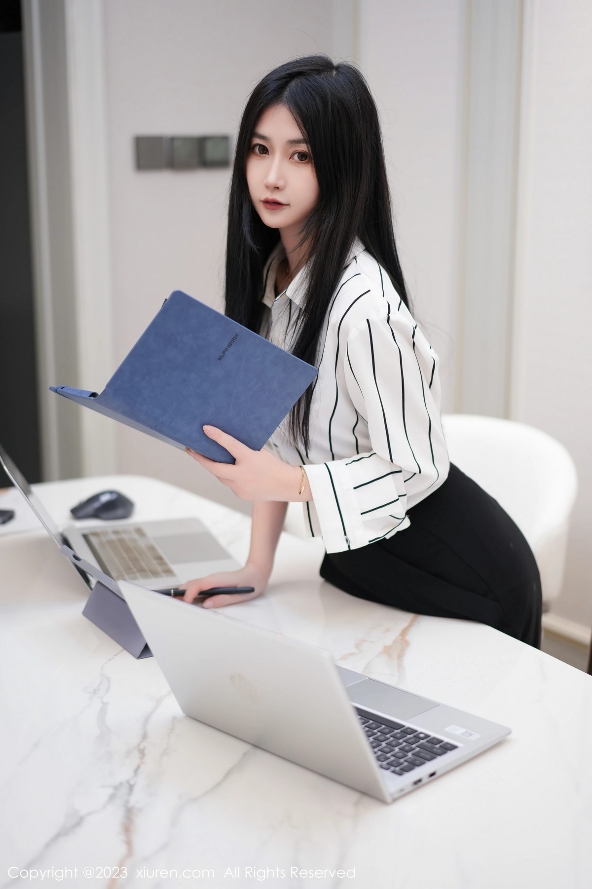 [秀人网] 2023.06.02 No.6845 laura阿姣 短裙美腿  第2张