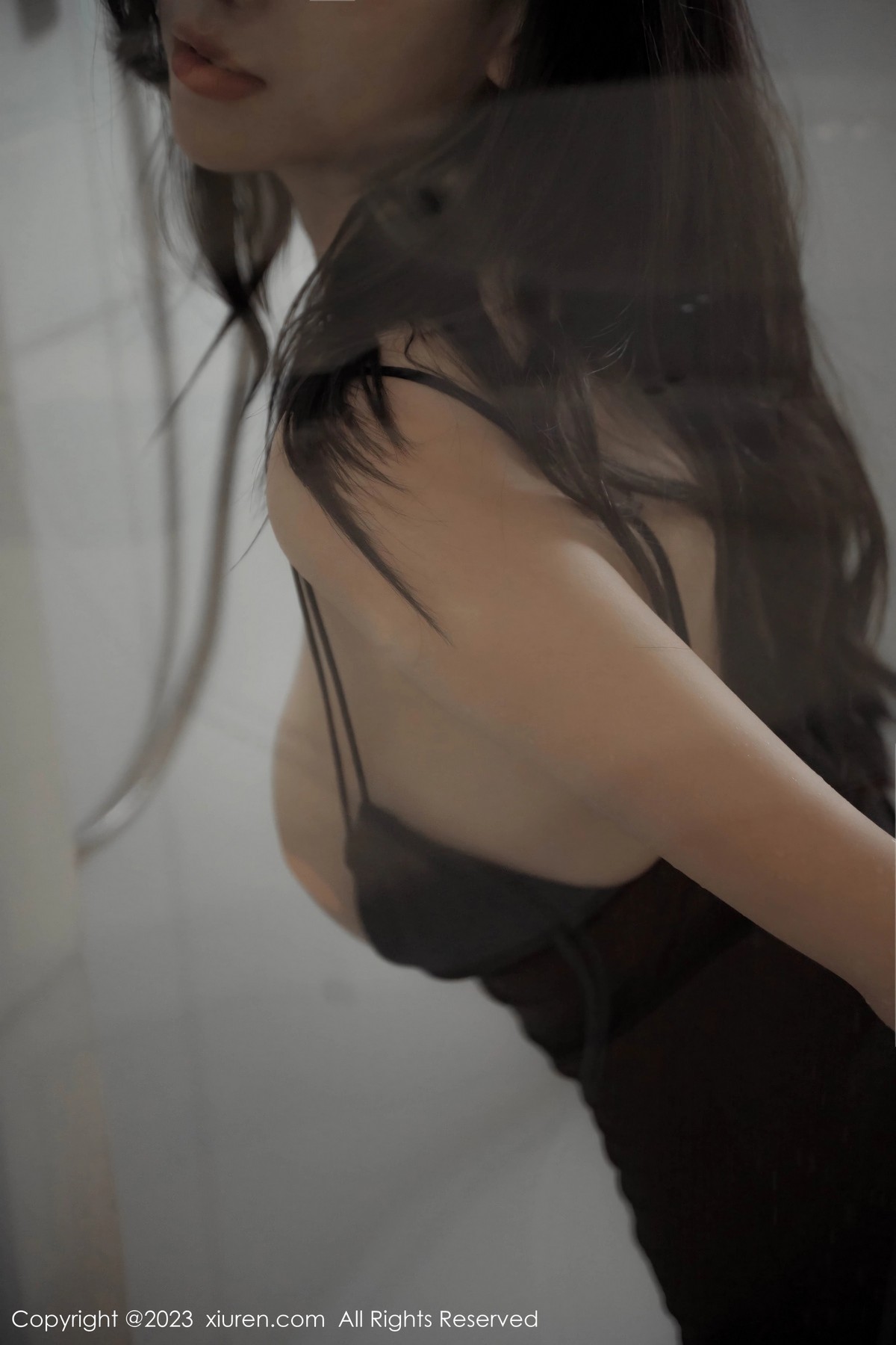 [秀人网] 2023.06.15 No.6916 章芃芃 美腿黑丝  第15张