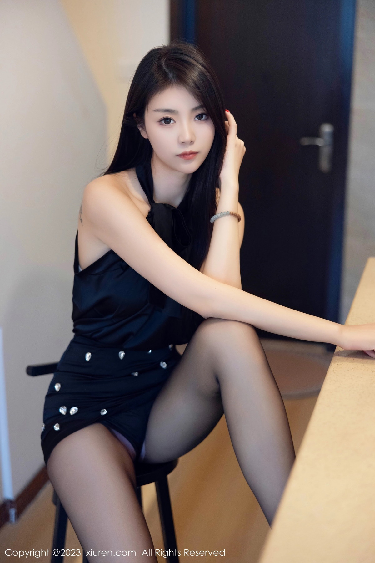 [秀人网] 2023.10.19 No.7535 可乐Vicky 黑丝美腿  第21张