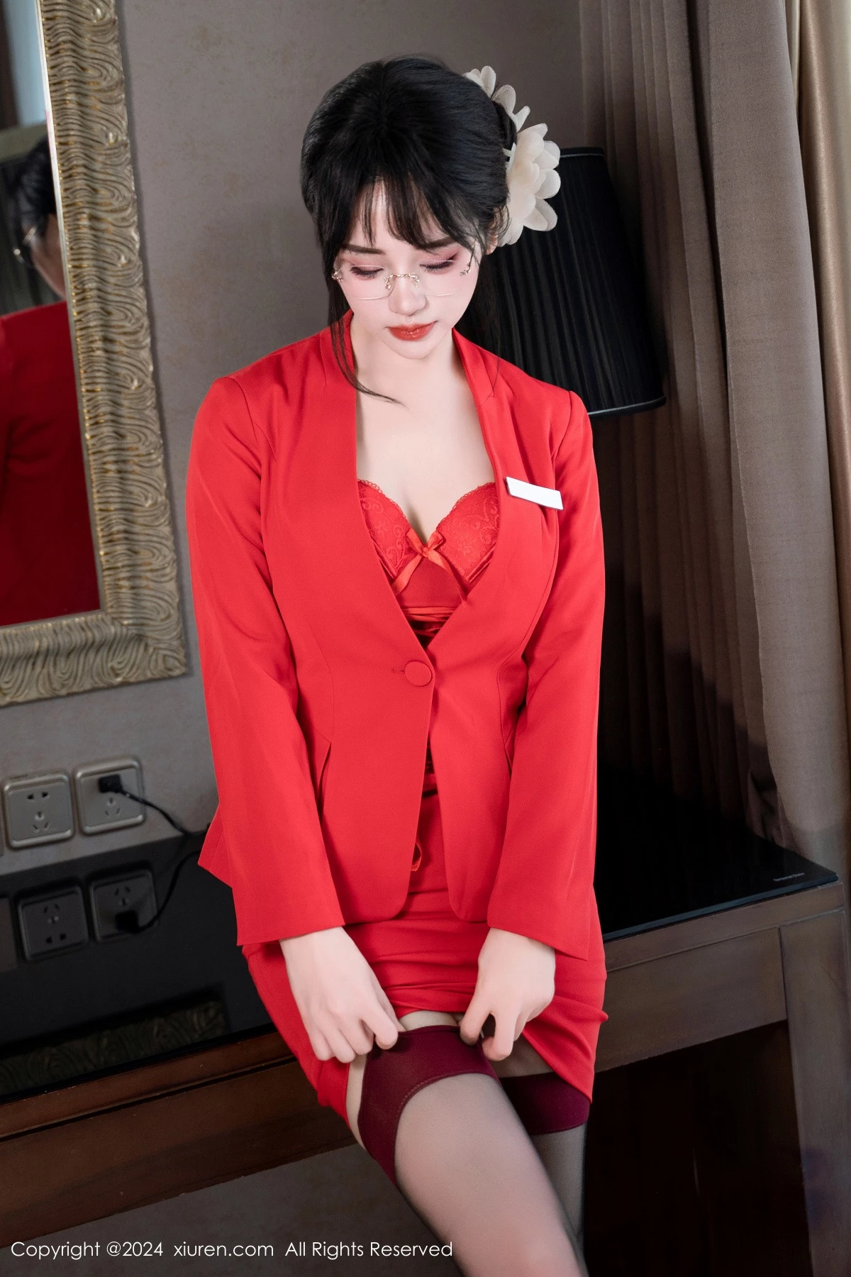 [秀人网] 2024.04.09 No.8360 汐汐爱吃草莓 性感美腿  第8张