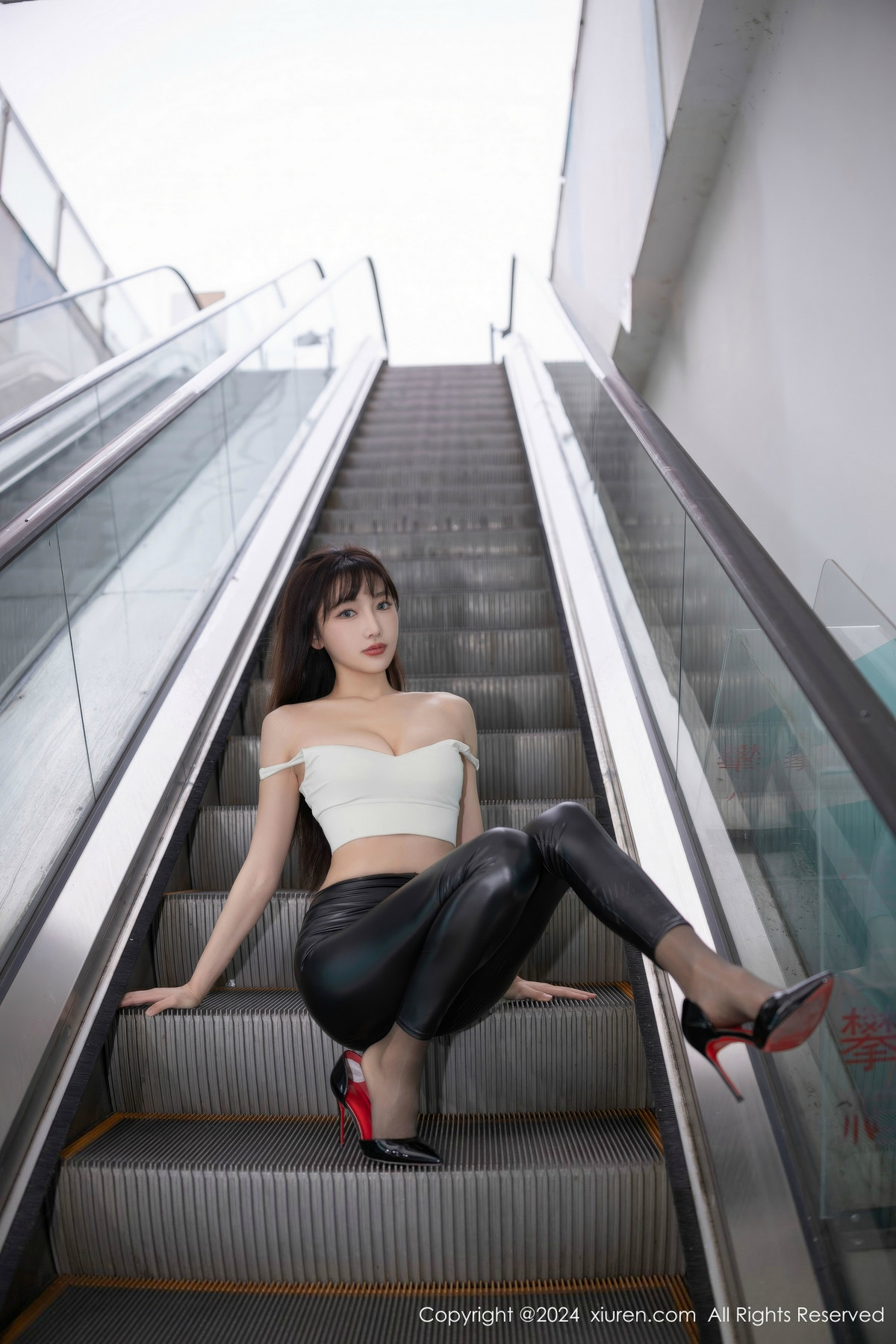 [秀人网] 2024.10.31 No.9377 陆萱萱 黑丝美腿  第4张