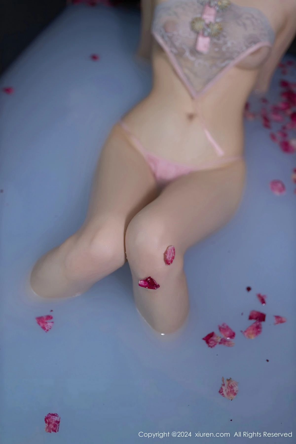 [秀人网] 2024.04.19 No.8428 鱼子酱Fish 美腿性感  第64张