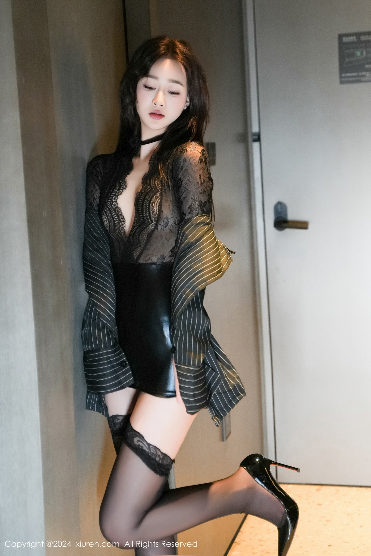 [秀人网] 2024.06.06 No.8660 软糖爱喝奶 黑丝美腿  第17张