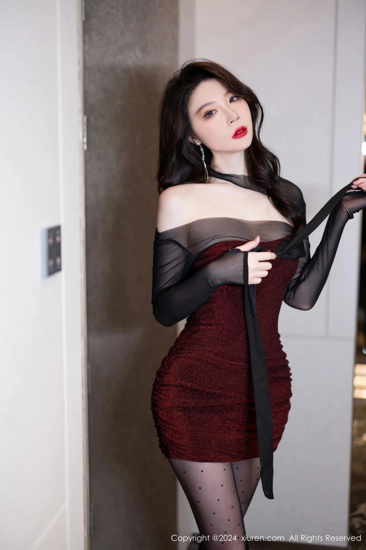 [秀人网] 2024.05.22 No.8583 梦心玥 黑丝美腿  第2张