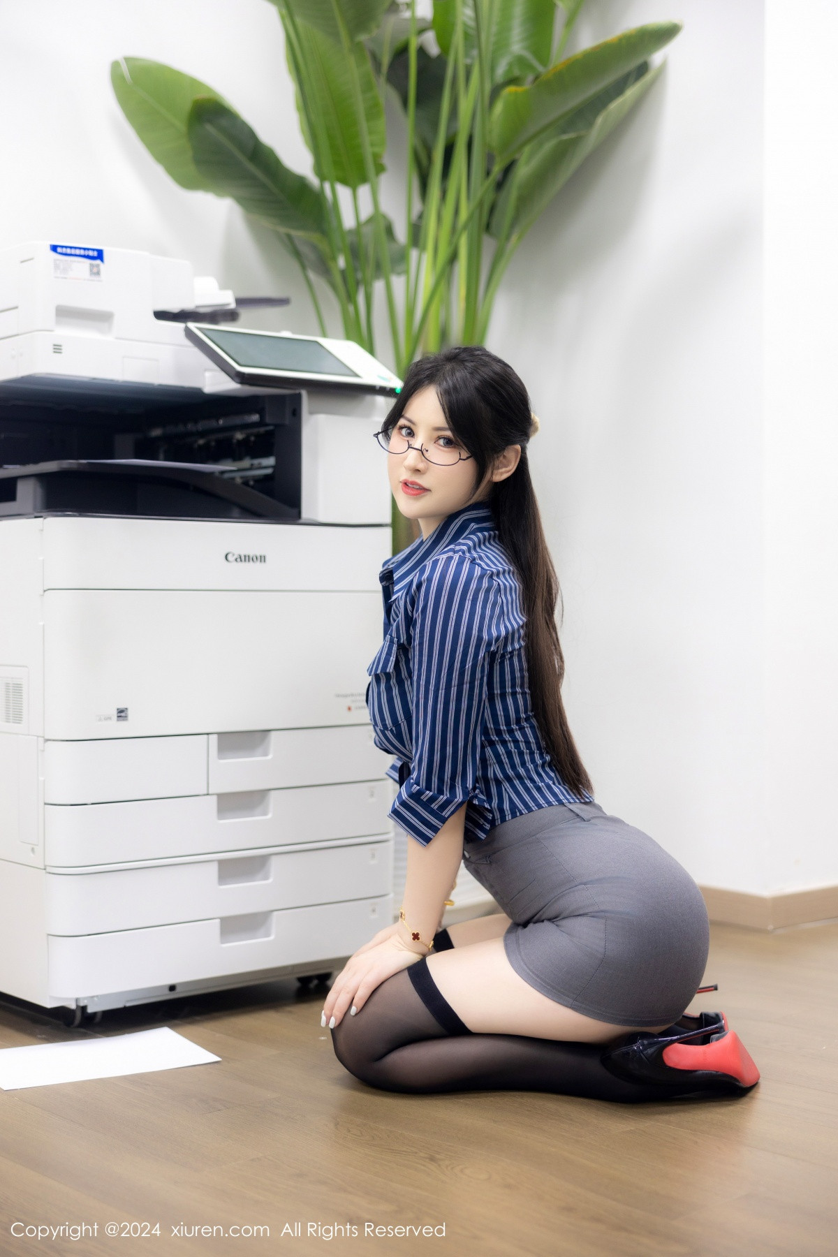 [秀人网] 2024.08.05 No.8971 诗诗kiki 黑丝美腿  第10张