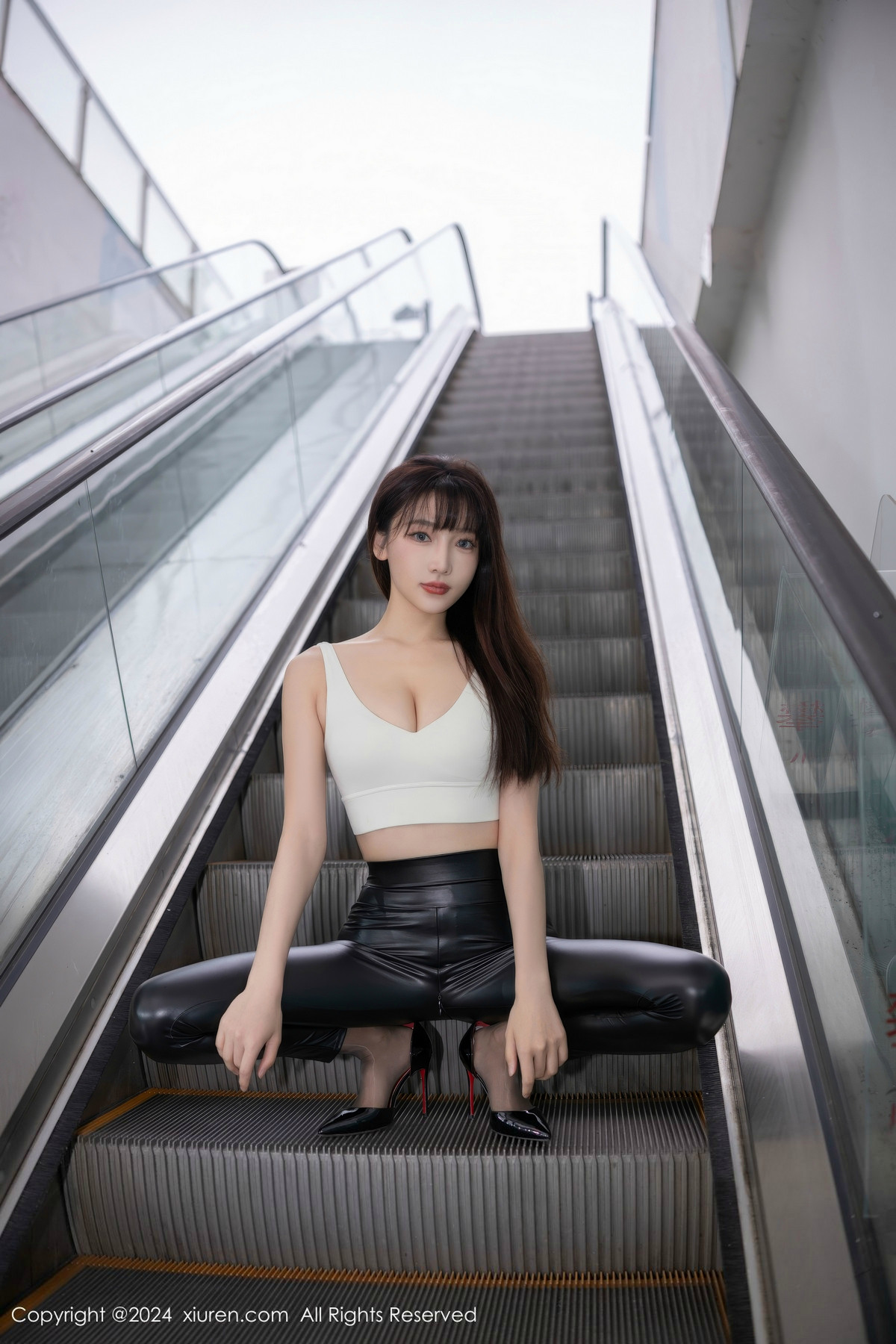 [秀人网] 2024.10.31 No.9377 陆萱萱 黑丝美腿  第2张