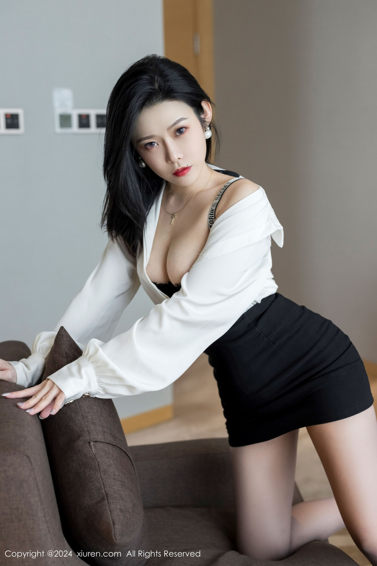 [秀人网] 2024.10.23 No.9329 luvian本能 黑丝美腿  第8张