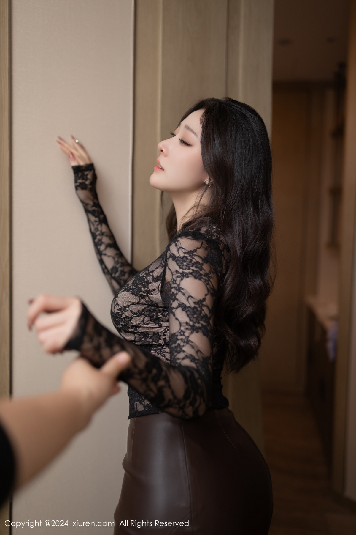 [秀人网] 2024.06.06 No.8662 小逗逗 黑丝美腿