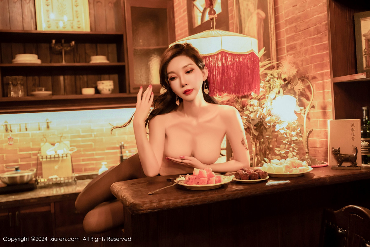 [秀人网] 2024.08.13 No.9005 陈怡曼 黑丝美腿  第2张