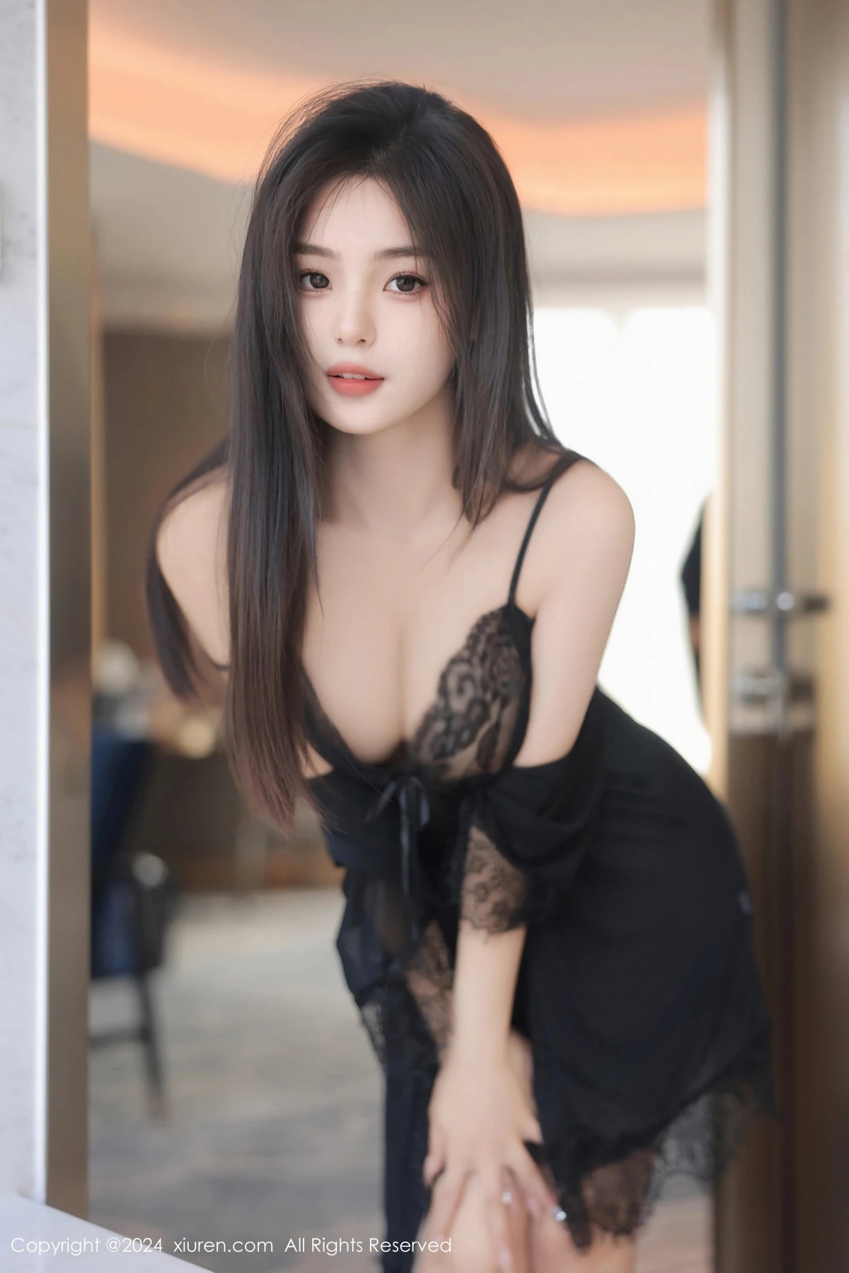 [秀人网] 2024.05.16 No.8550 周周不吃香菜 美腿性感  第6张
