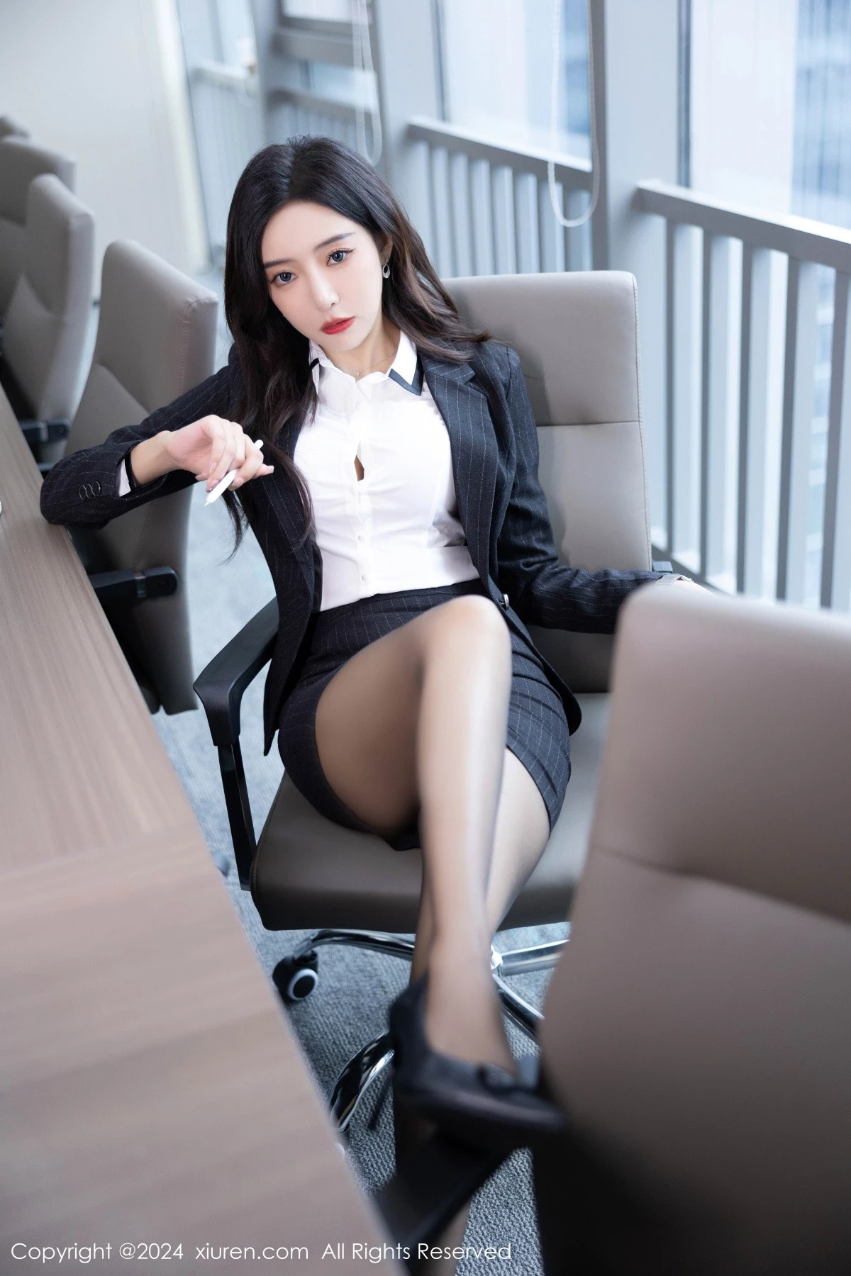 [秀人网] 2024.06.05 No.8656 王馨瑶yanni 黑丝美腿  第18张