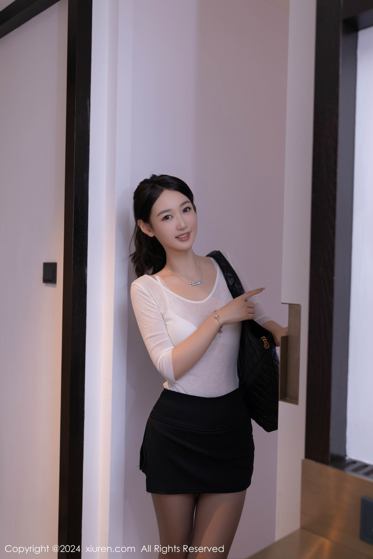 [秀人网] 2024.08.19 No.9036 唐安琪 短裙丝袜  第11张