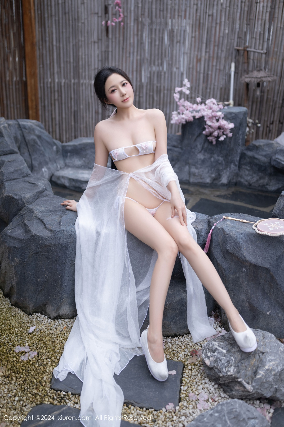 [秀人网] 2024.07.26 No.8927 鱼子酱Fish 美腿性感  第16张