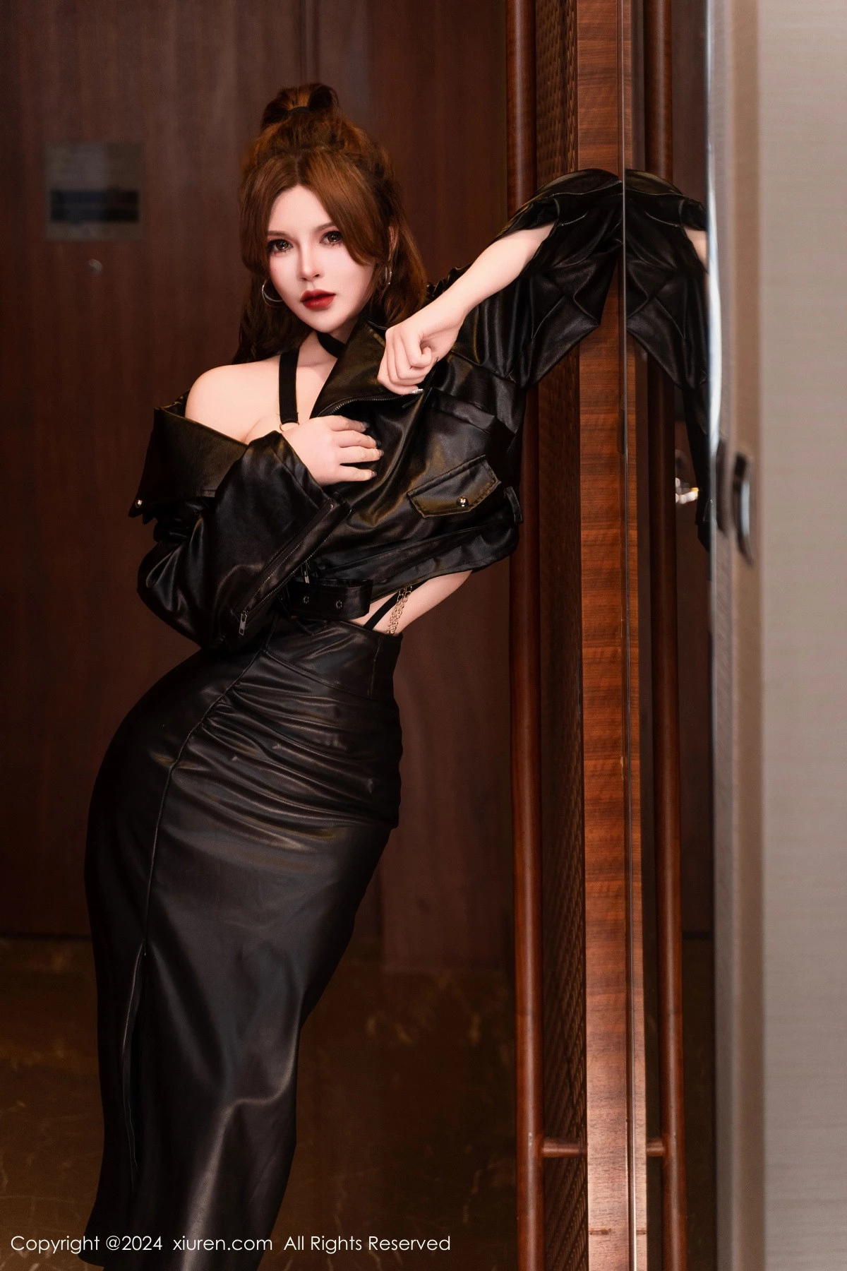 [秀人网] 2024.03.28 No.8305 伊丽莎有点白 美腿性感  第9张