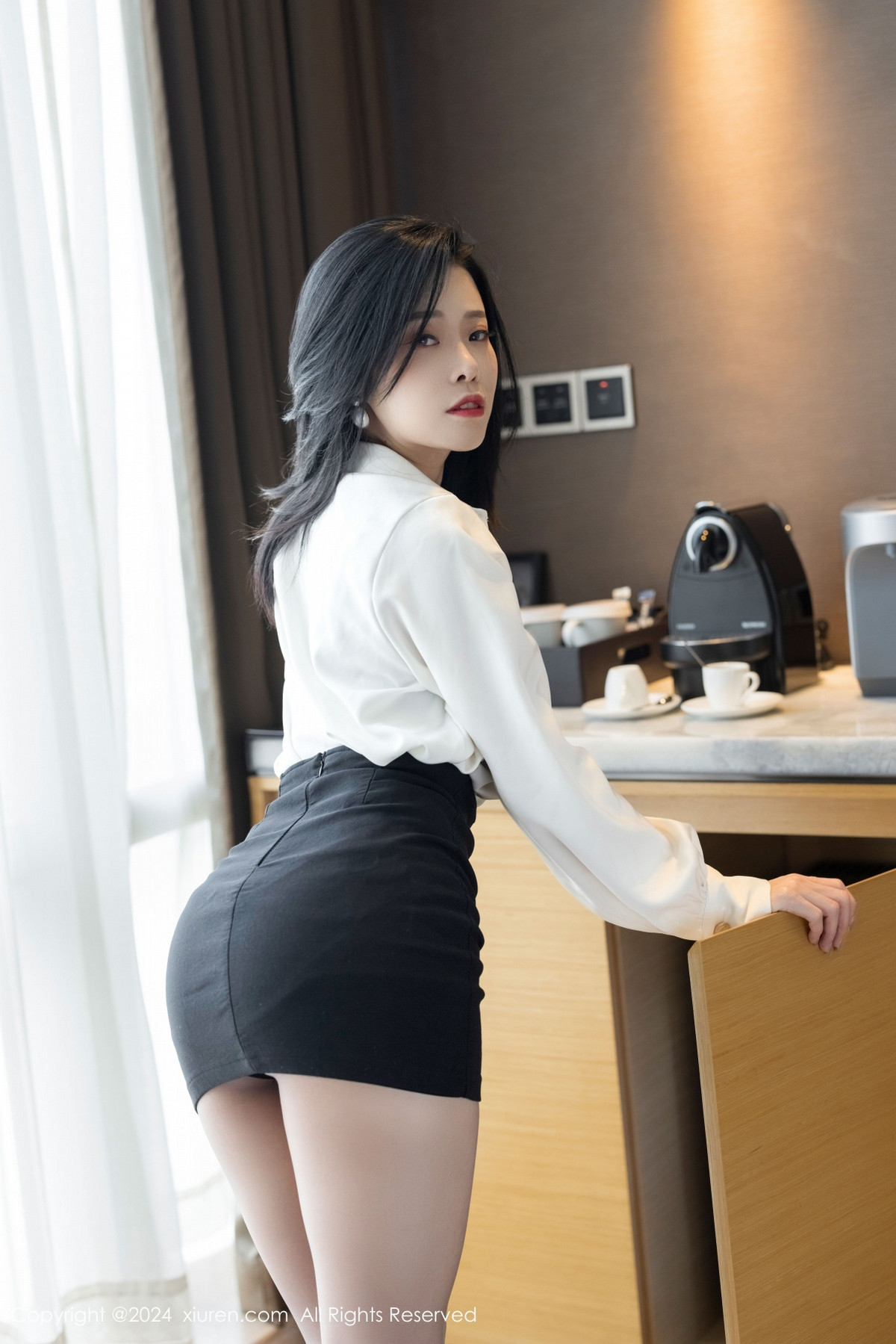 [秀人网] 2024.10.23 No.9329 luvian本能 黑丝美腿  第5张