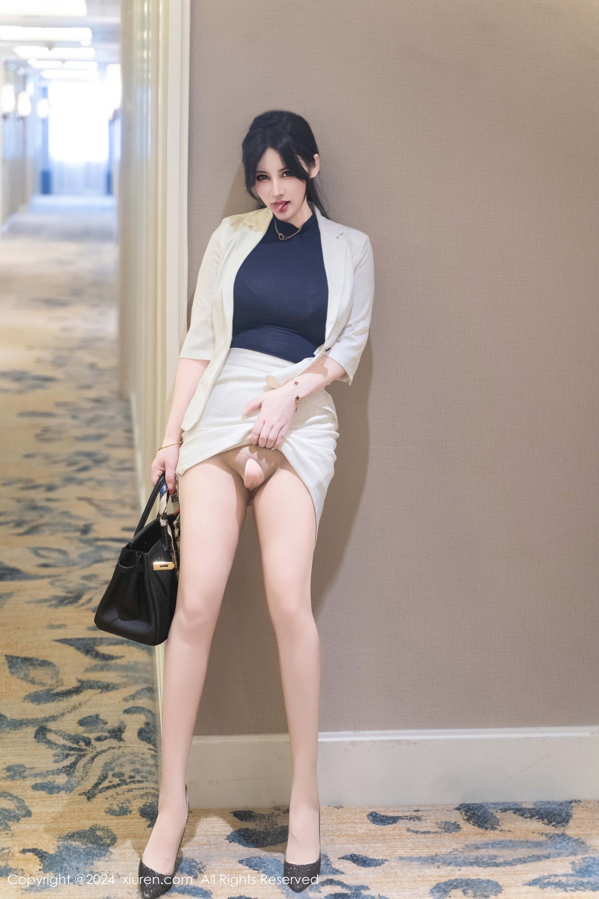 [秀人网] 2024.10.21 No.9319 诗诗kiki 丝袜美臀  第2张