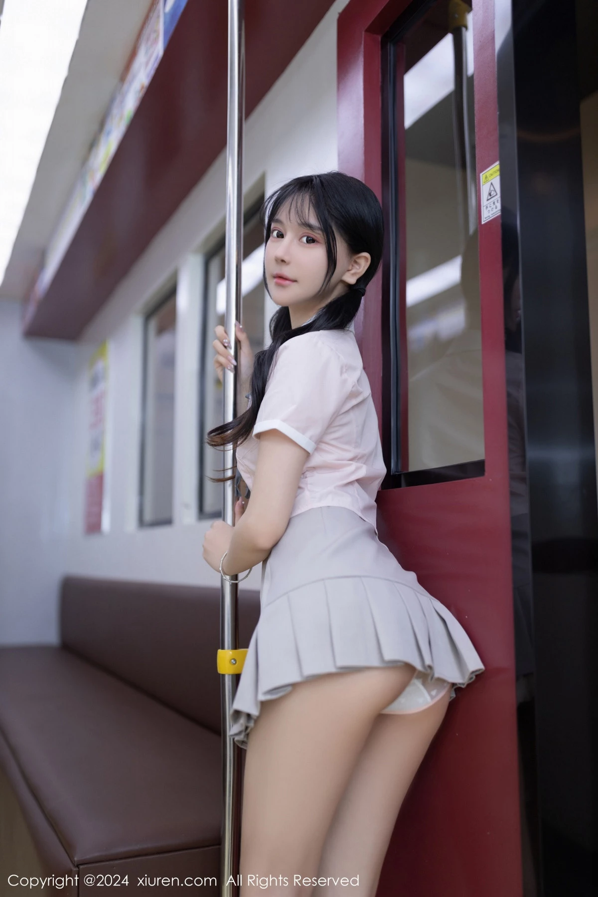 [秀人网] 2024.05.10 No.8515 幼幼 地铁美腿  第14张