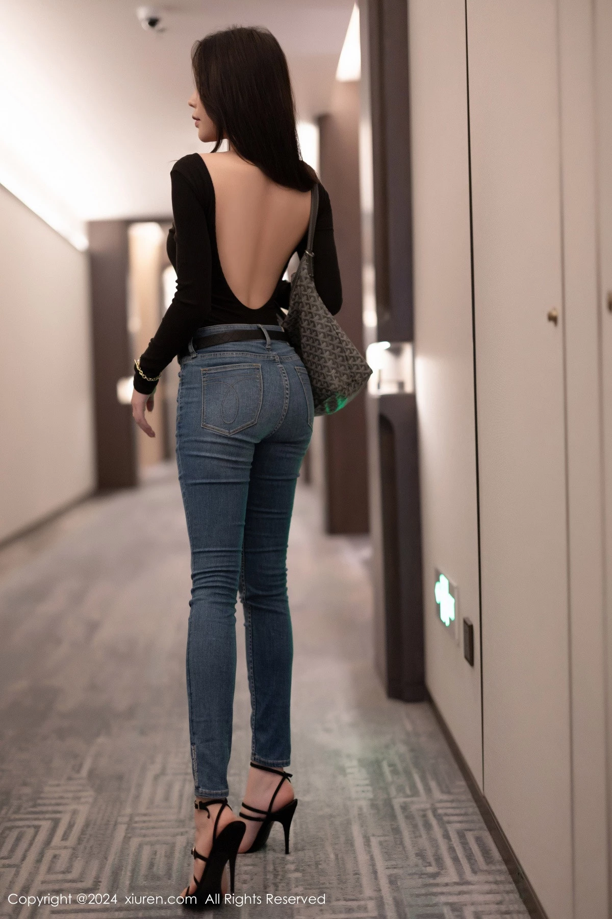[秀人网] 2024.04.12 No.8385 徐莉芝Booty 黑丝美腿  第12张