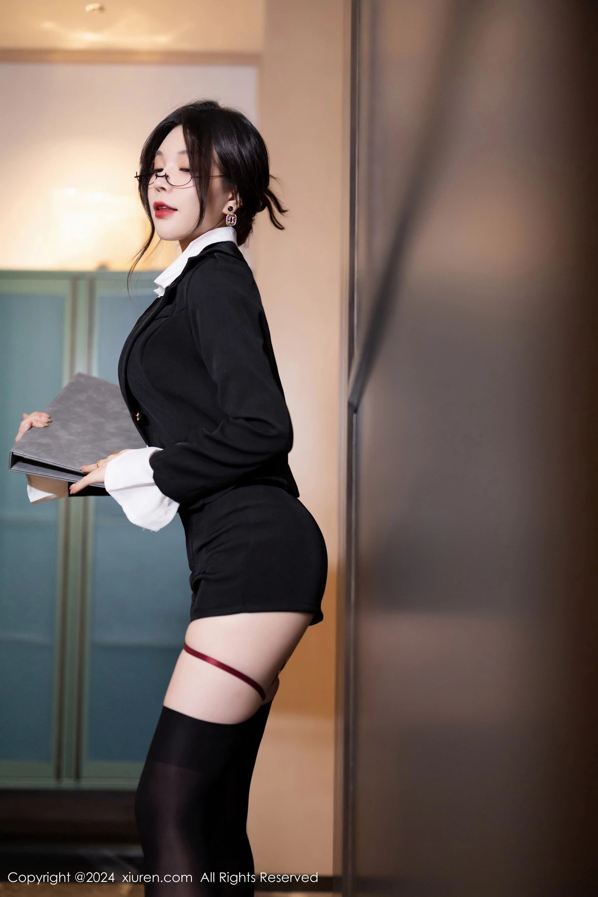 [秀人网] 2024.04.23 No.8440 徐莉芝Booty 黑丝美腿  第3张