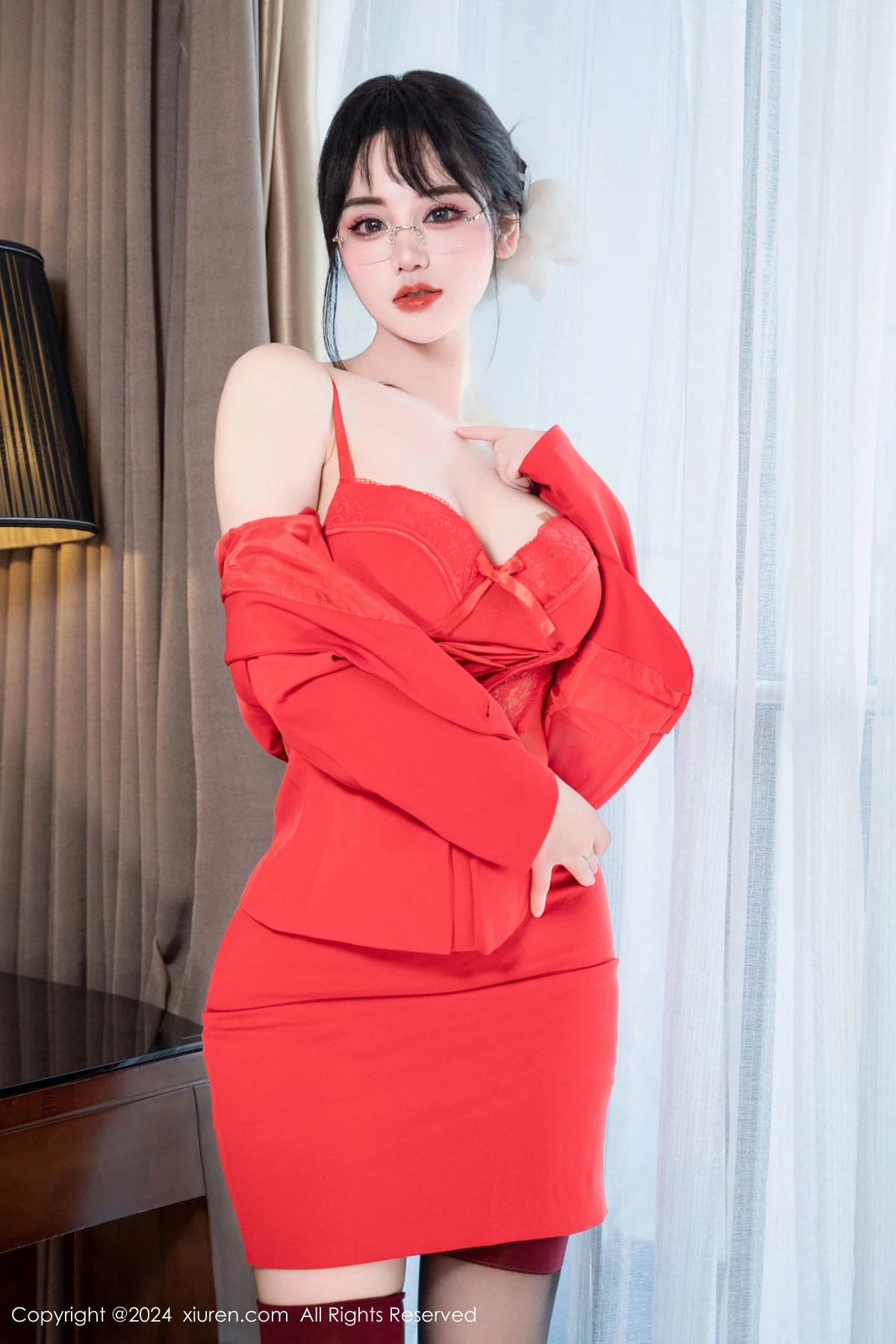 [秀人网] 2024.04.09 No.8360 汐汐爱吃草莓 性感美腿  第15张