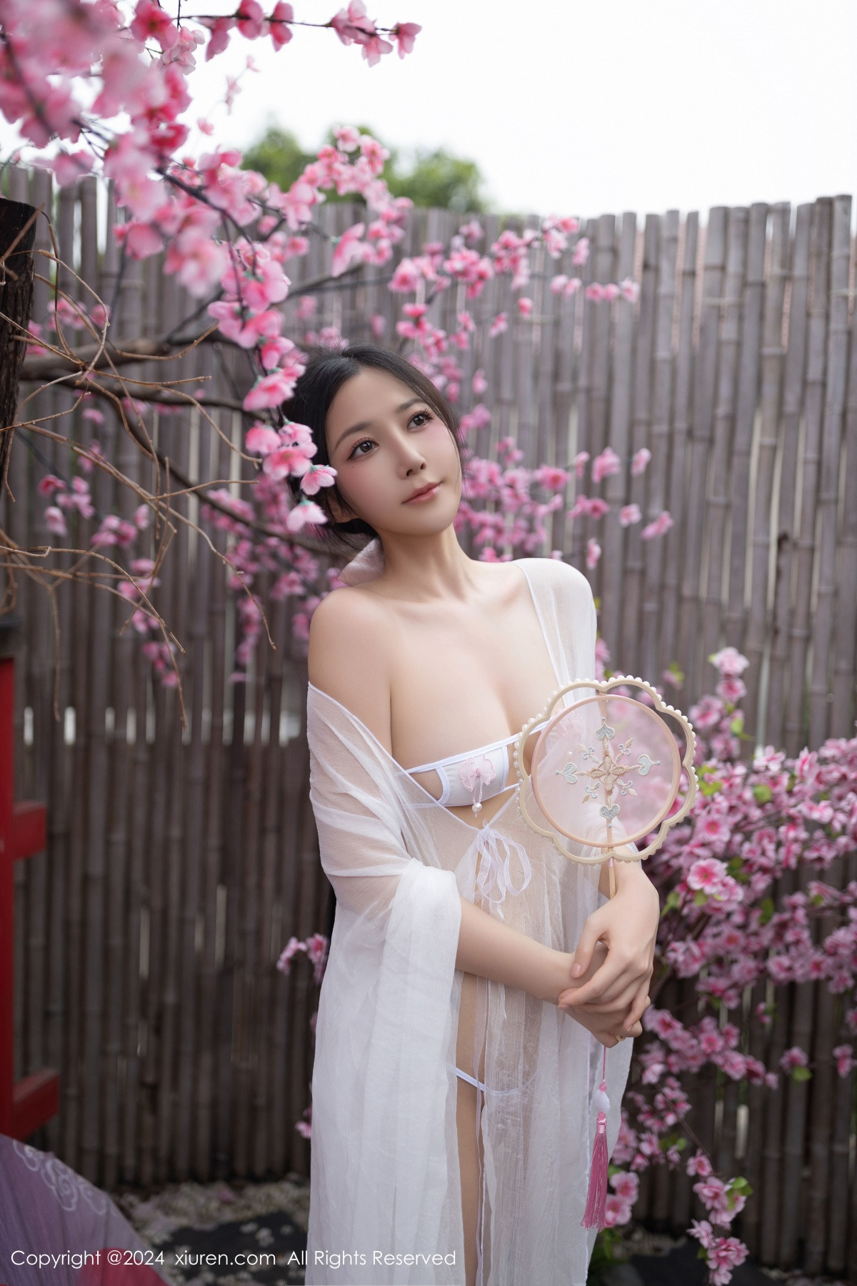 [秀人网] 2024.07.26 No.8927 鱼子酱Fish 美腿性感  第3张