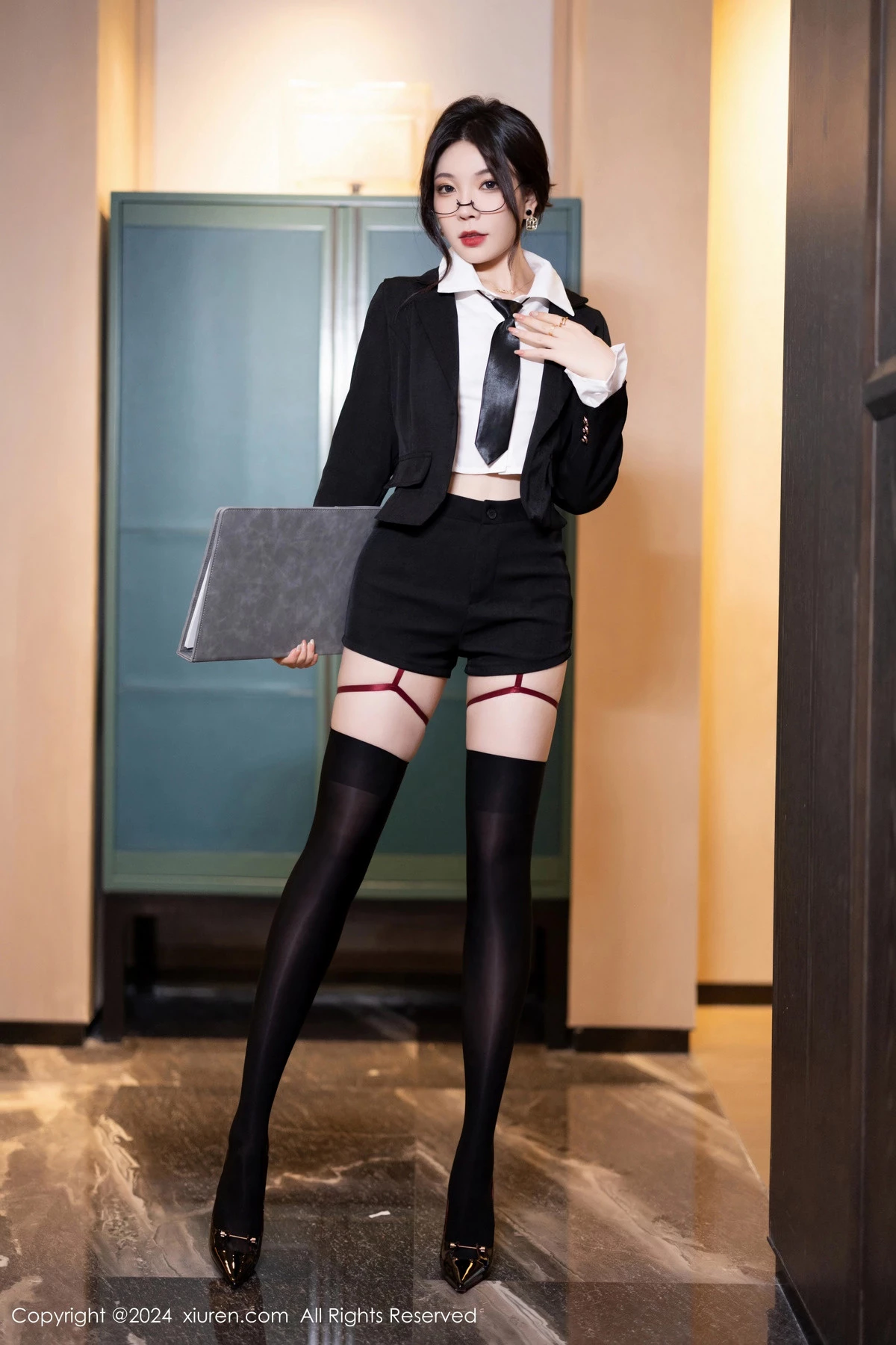[秀人网] 2024.04.23 No.8440 徐莉芝Booty 黑丝美腿