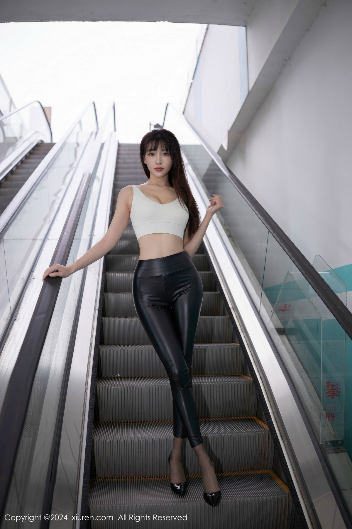 [秀人网] 2024.10.31 No.9377 陆萱萱 黑丝美腿