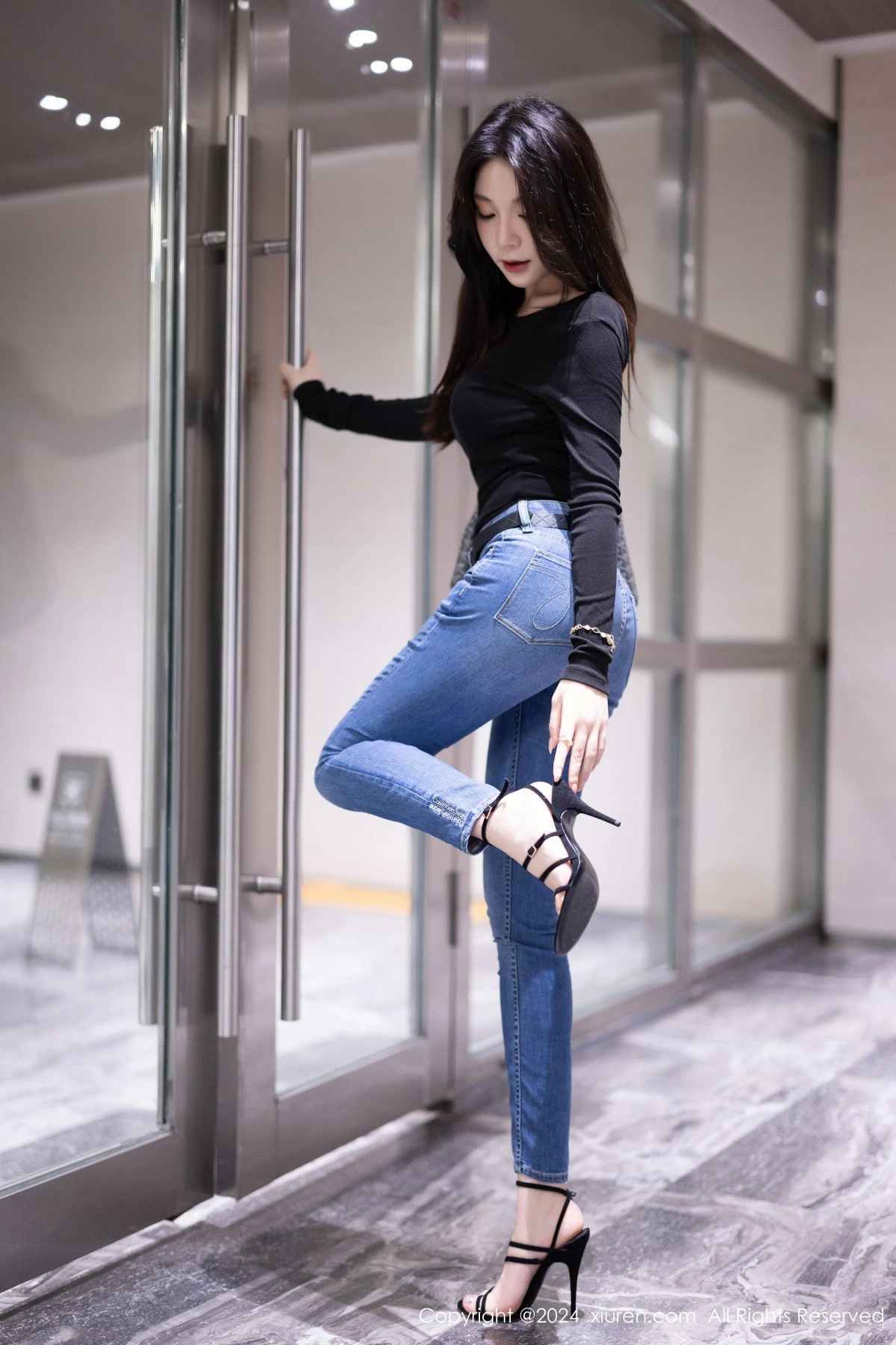 [秀人网] 2024.04.12 No.8385 徐莉芝Booty 黑丝美腿  第9张