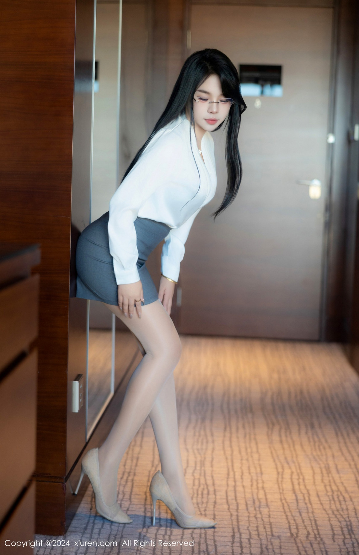 [秀人网] 2024.08.09 No.8989 麦田 丝袜美腿  第3张