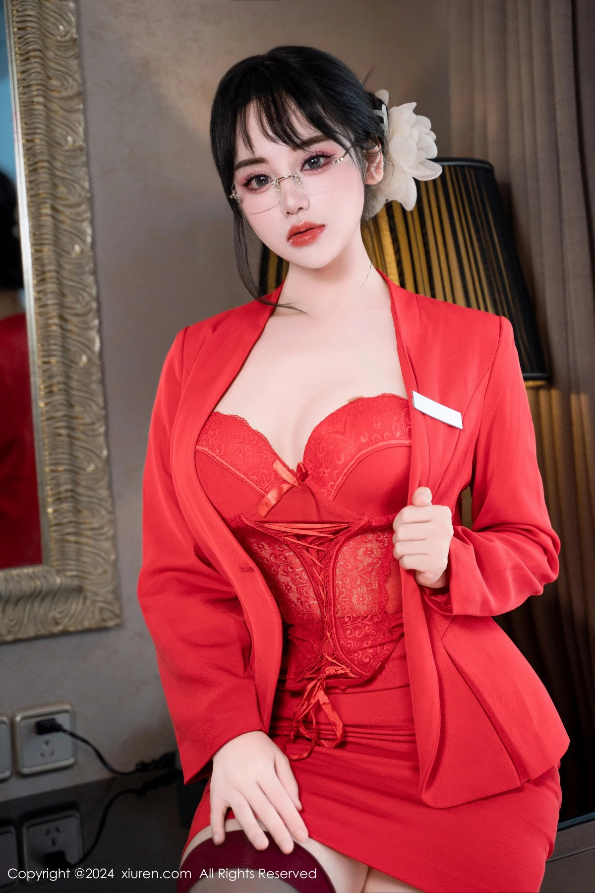 [秀人网] 2024.04.09 No.8360 汐汐爱吃草莓 性感美腿  第13张