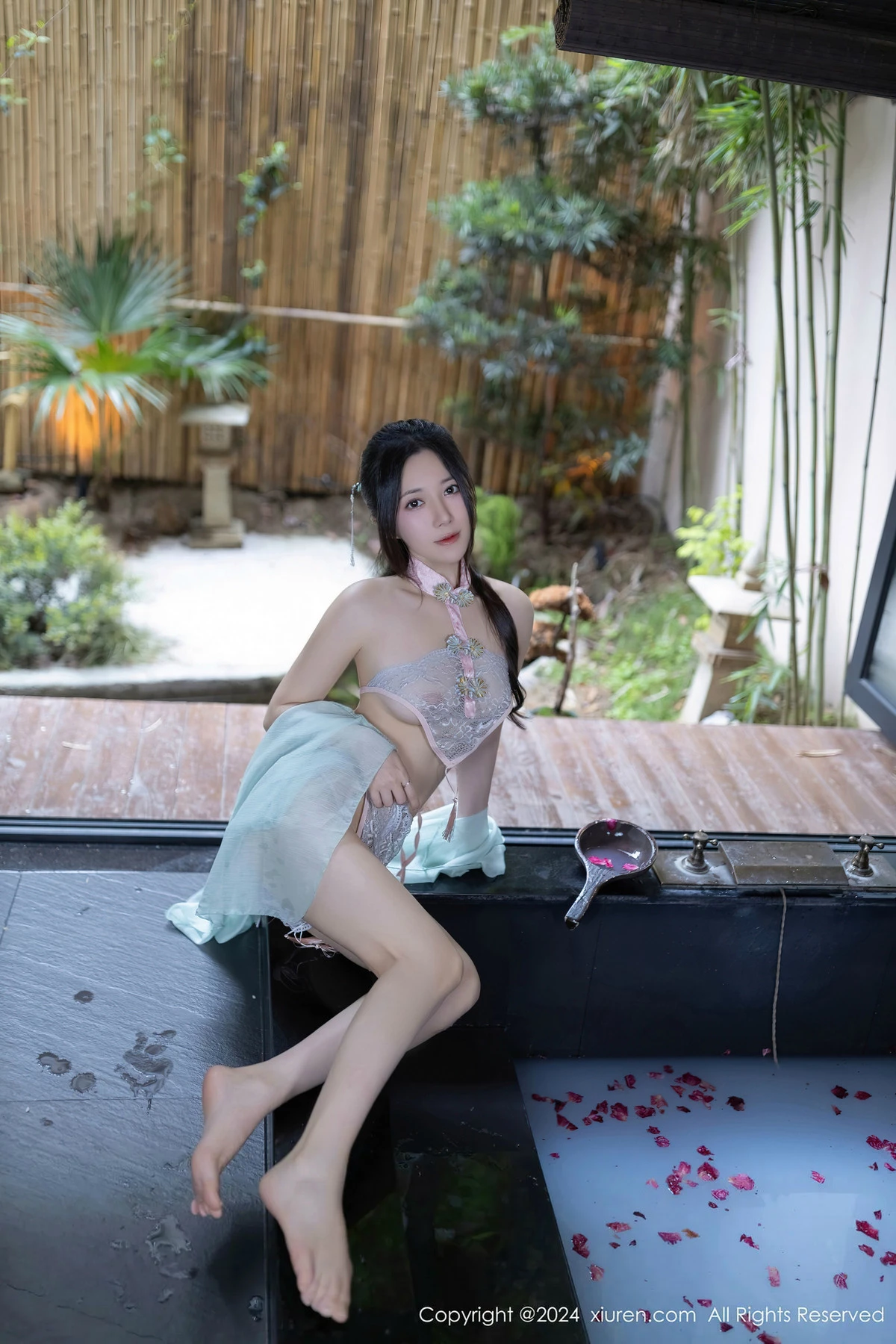 [秀人网] 2024.04.19 No.8428 鱼子酱Fish 美腿性感  第23张
