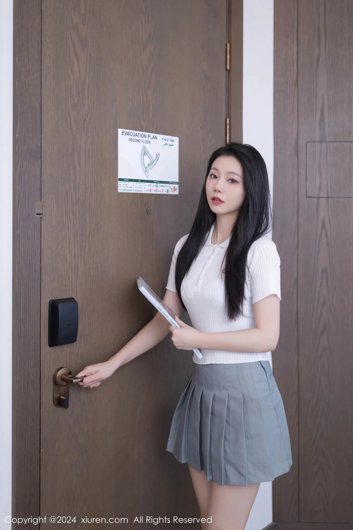 [秀人网] 2024.06.04 No.8649 安然anran 美腿短裙