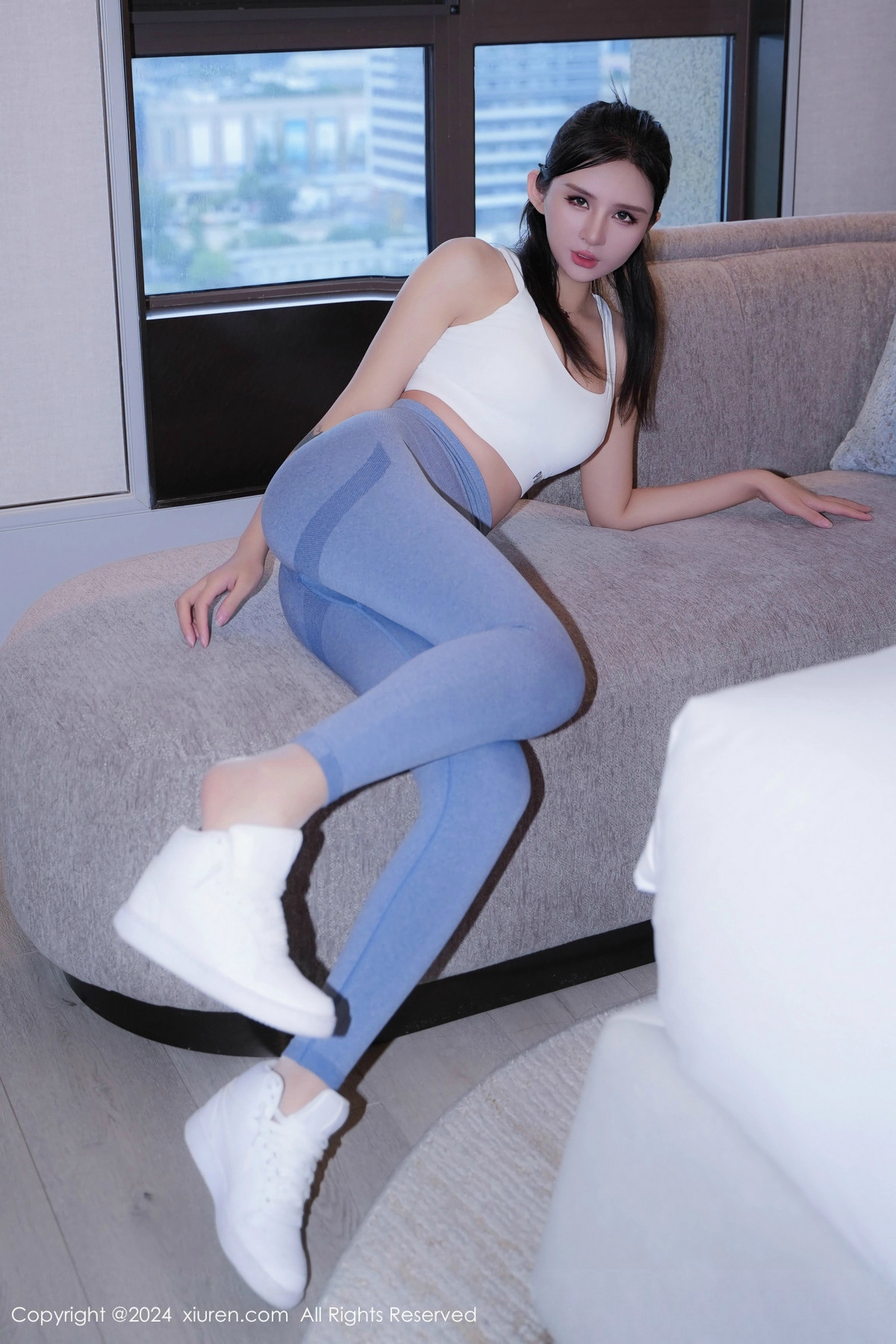 [秀人网] 2024.11.07 No.9407 Emily尹菲 丝袜美腿  第23张