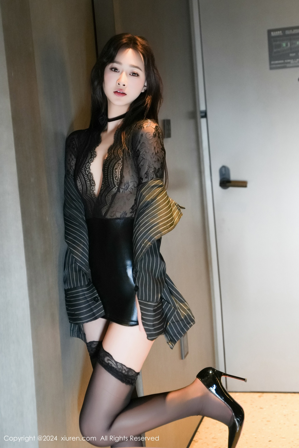 [秀人网] 2024.06.06 No.8660 软糖爱喝奶 黑丝美腿  第16张