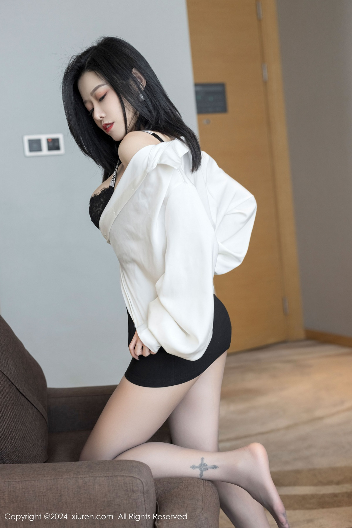 [秀人网] 2024.10.23 No.9329 luvian本能 黑丝美腿  第18张