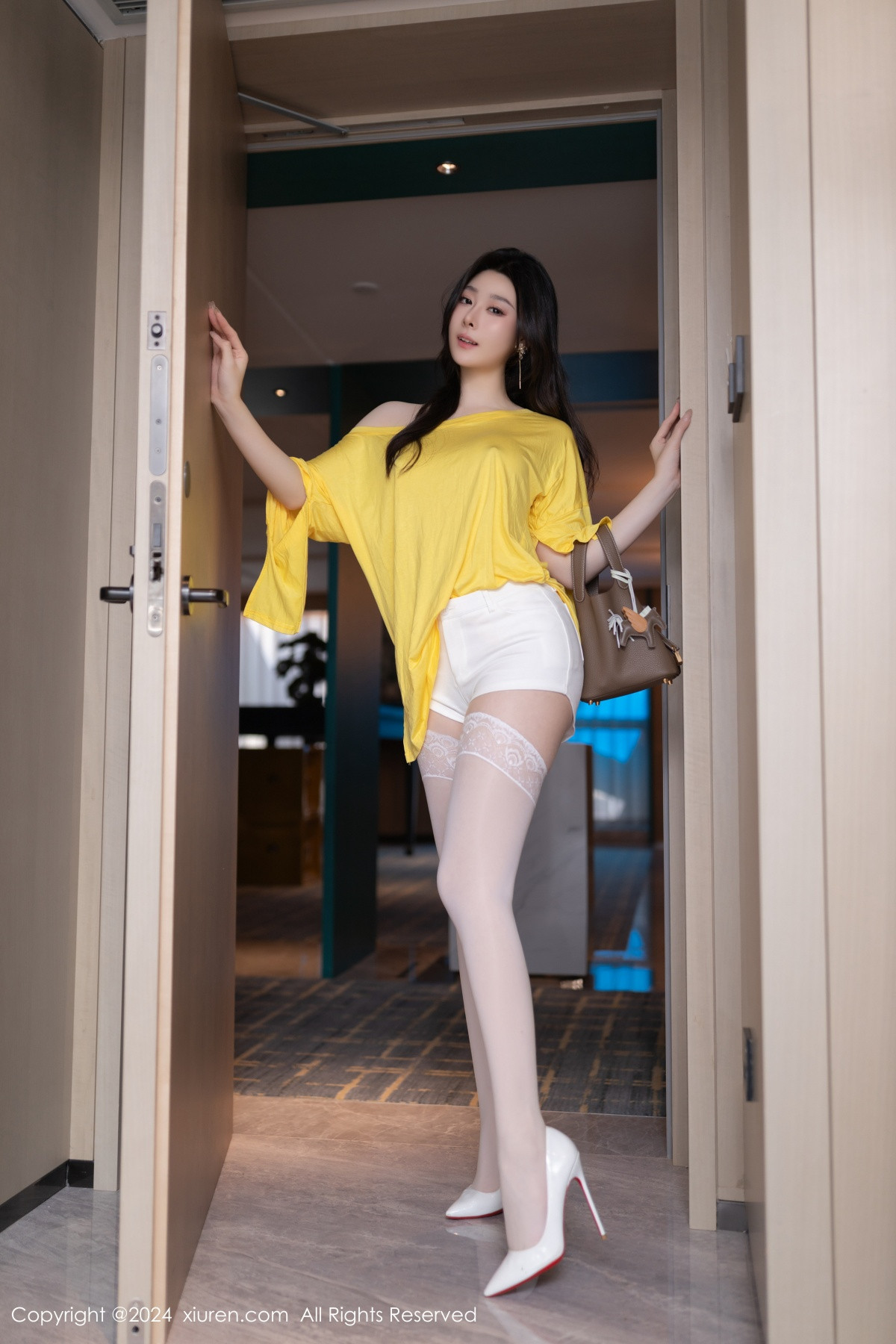 [秀人网] 2024.08.15 No.9019 小逗逗 美腿写真  第6张