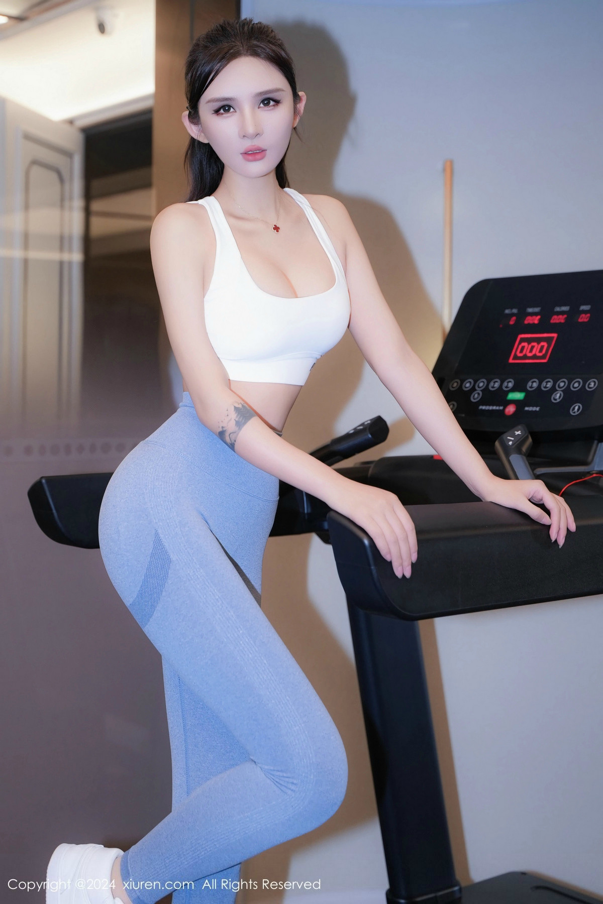 [秀人网] 2024.11.07 No.9407 Emily尹菲 丝袜美腿  第9张