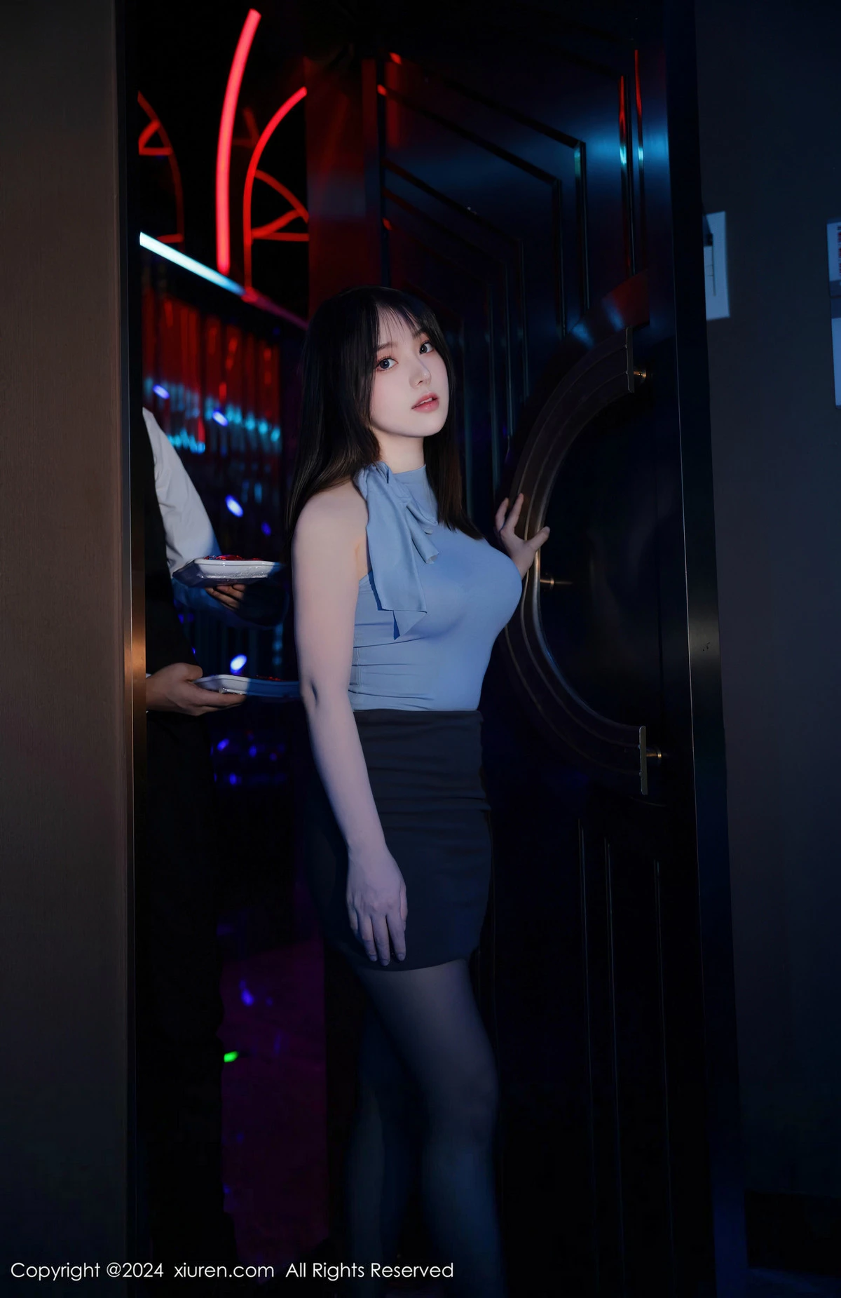 [秀人网] 2024.04.16 No.8402 豆瓣酱 美腿黑丝  第18张