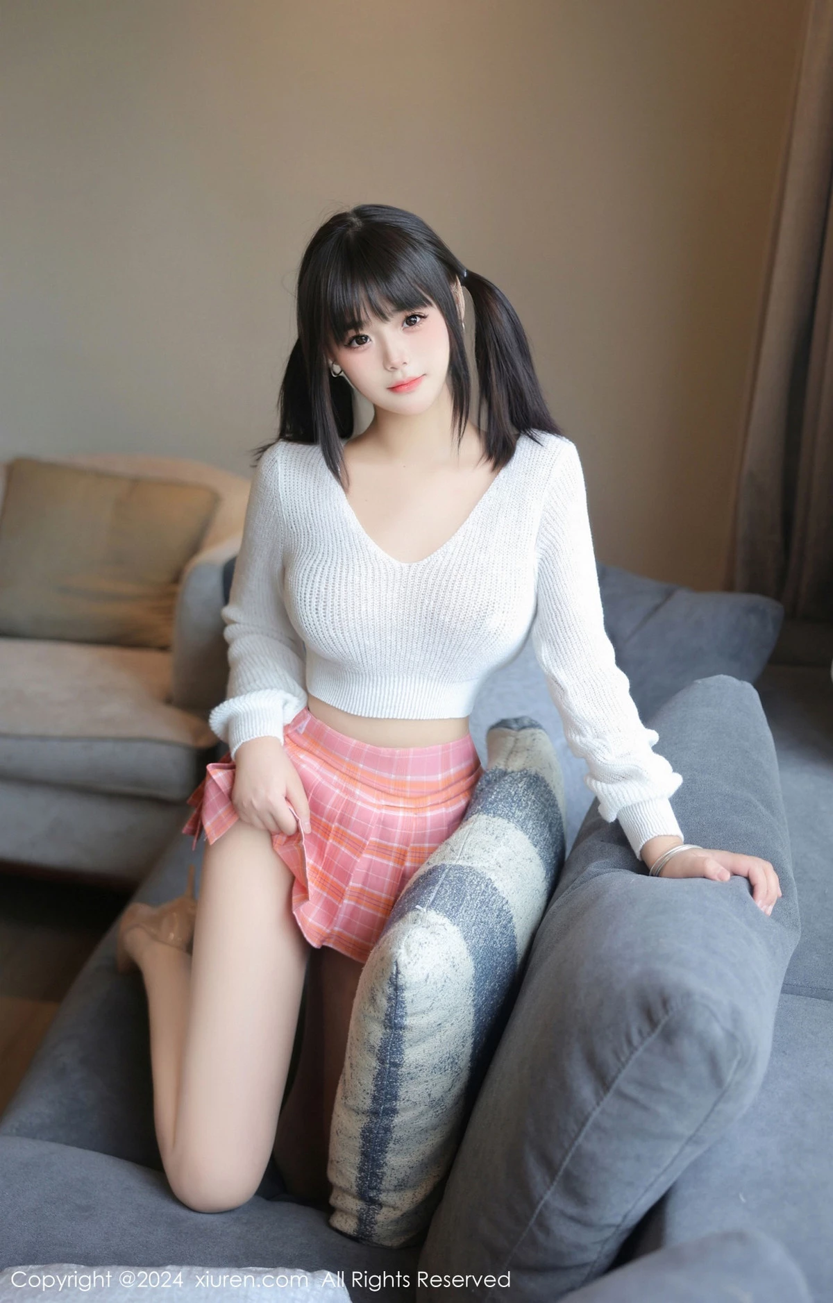 [秀人网] 2024.04.17 No.8404 徐若兮 新人美腿  第1张