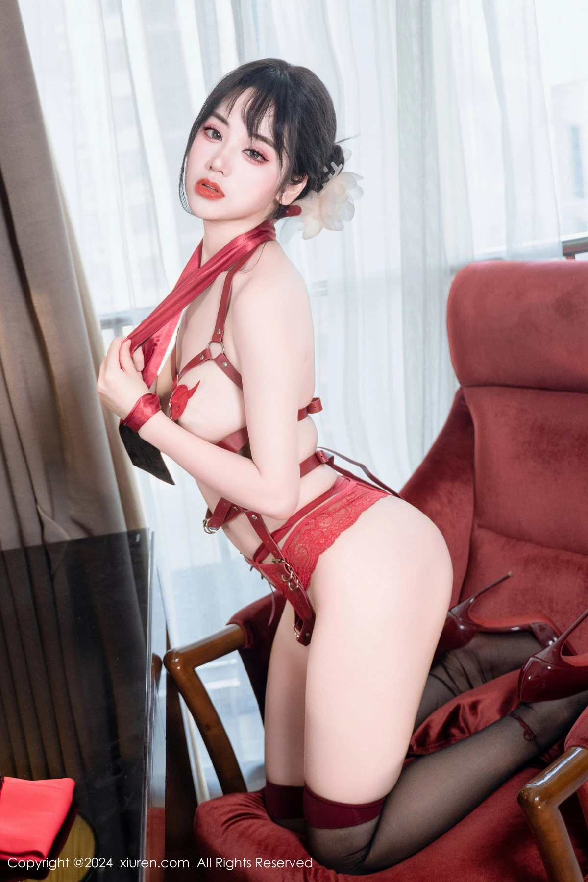 [秀人网] 2024.04.09 No.8360 汐汐爱吃草莓 性感美腿  第6张