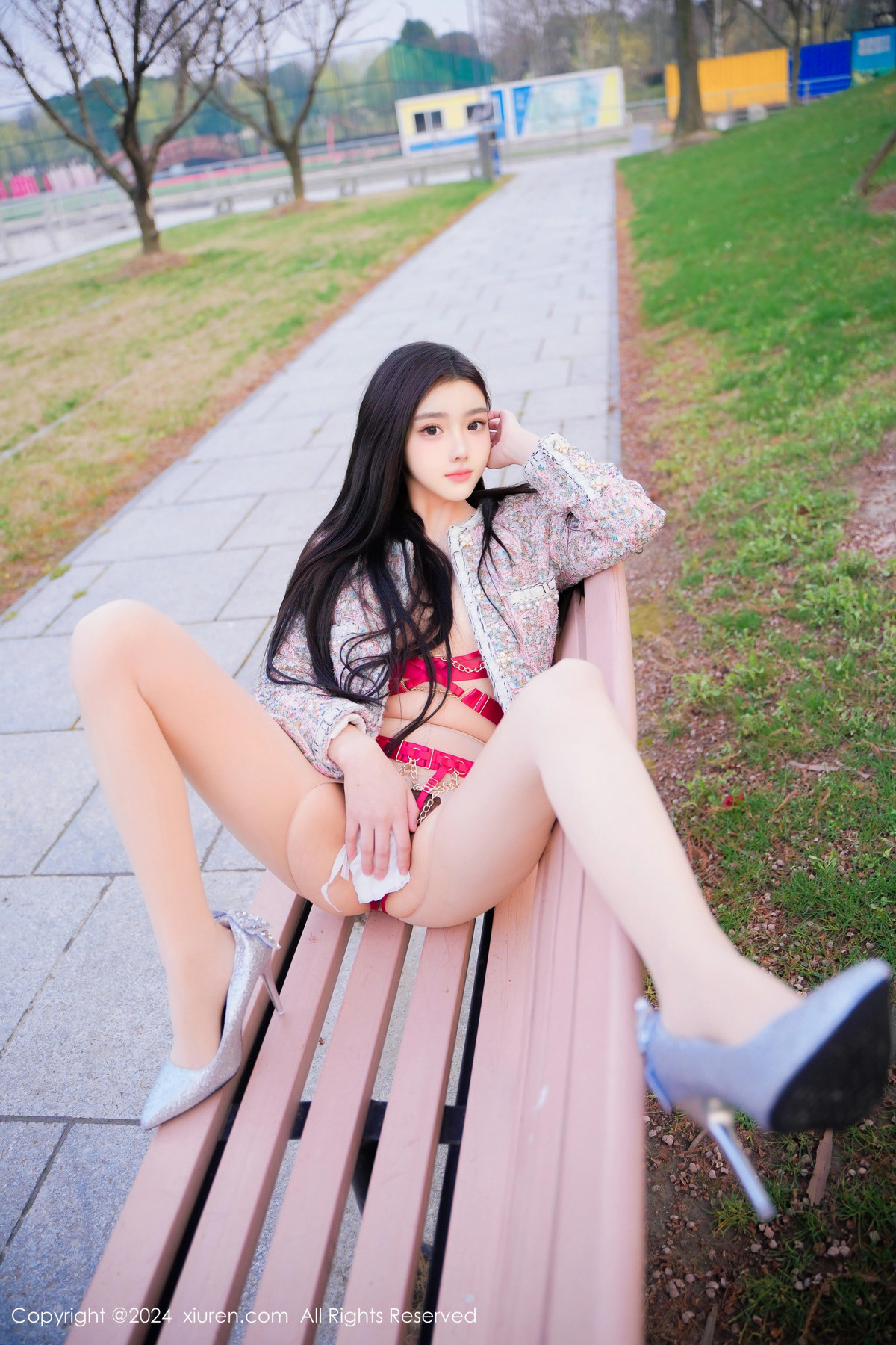 [秀人网] 2024.05.06 No.8489 龙雪儿 丝袜美腿  第5张