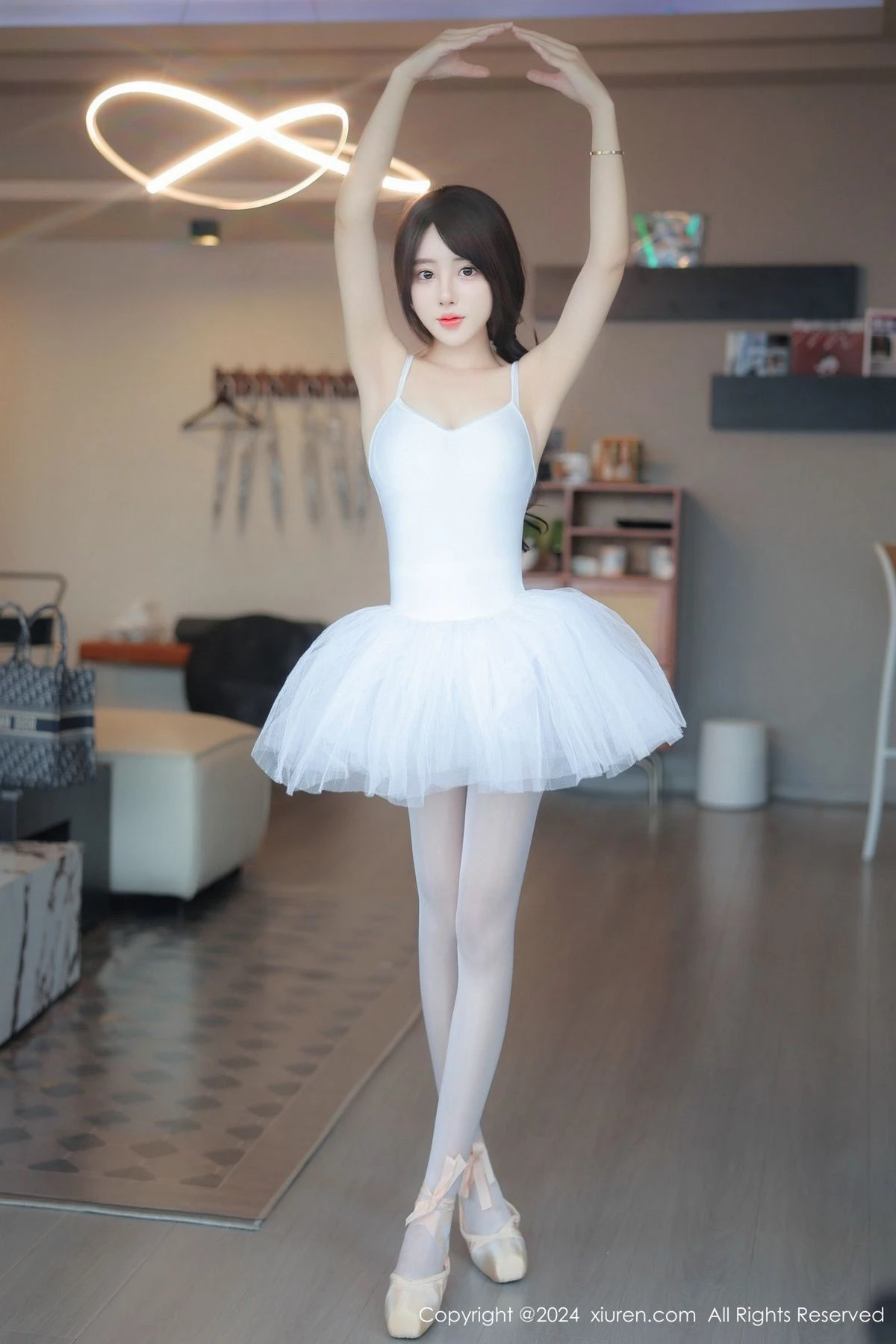 [秀人网] 2024.05.17 No.8564 桃妖夭 丝袜美腿  第1张