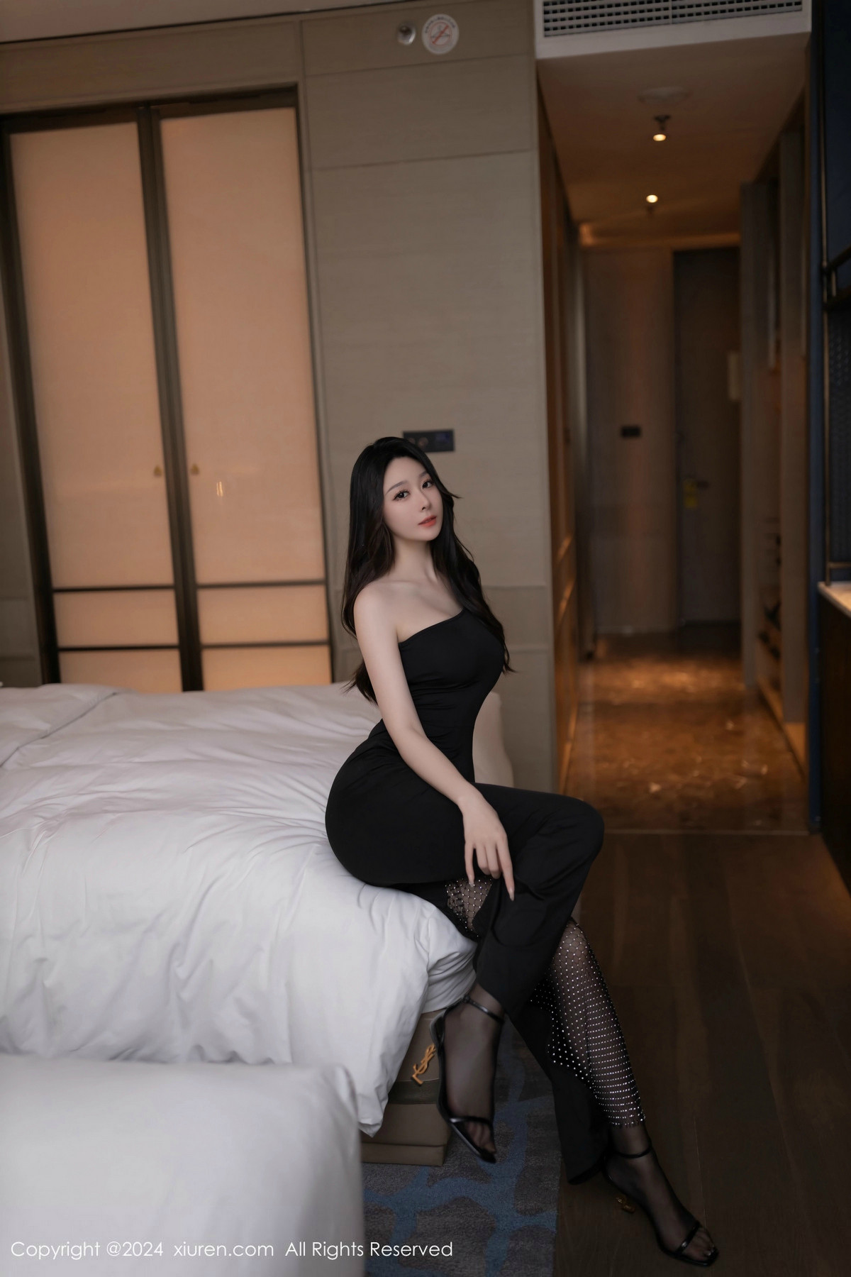 [秀人网] 2024.11.01 No.9386 小逗逗 美腿黑丝  第7张