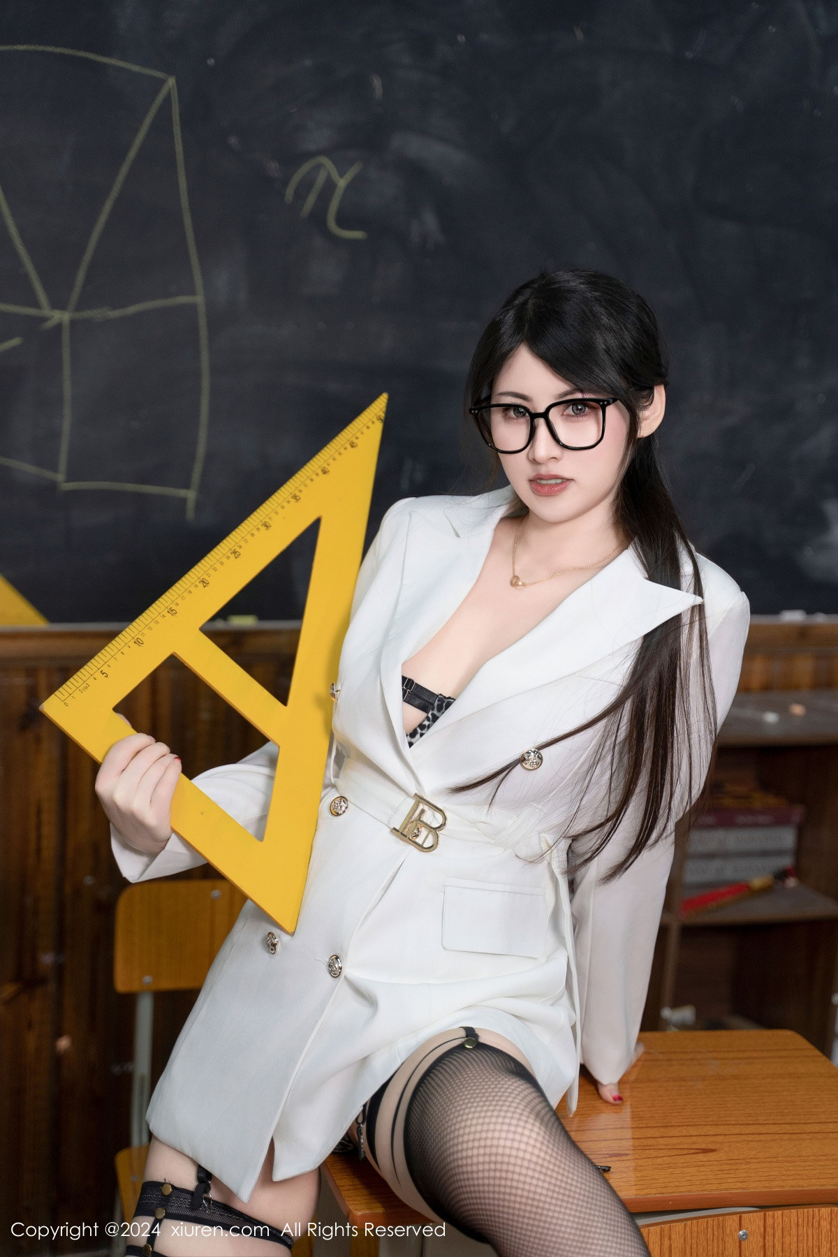 [秀人网] 2024.06.13 No.8694 诗诗kiki 美腿黑丝  第19张