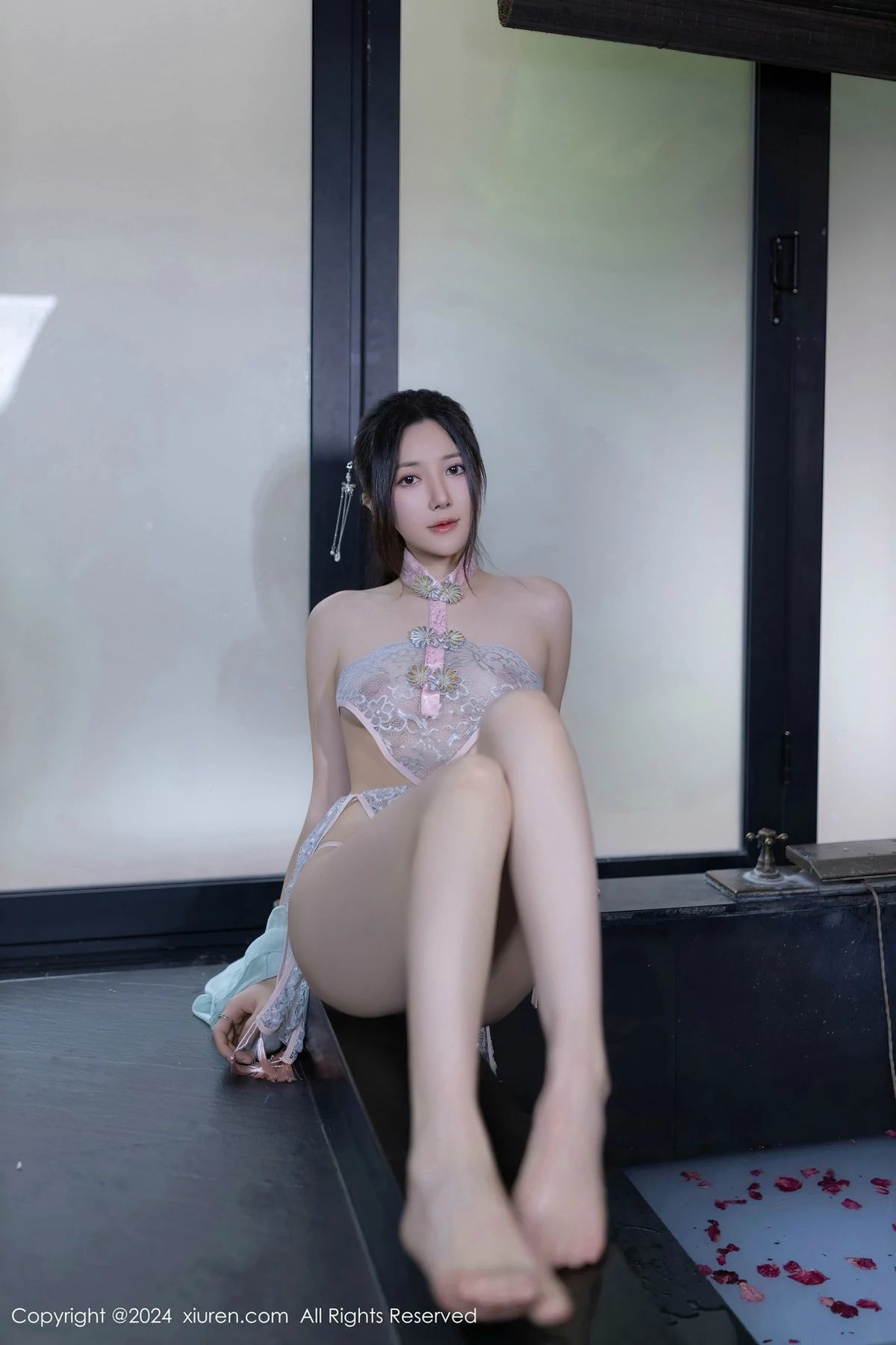 [秀人网] 2024.04.19 No.8428 鱼子酱Fish 美腿性感  第15张