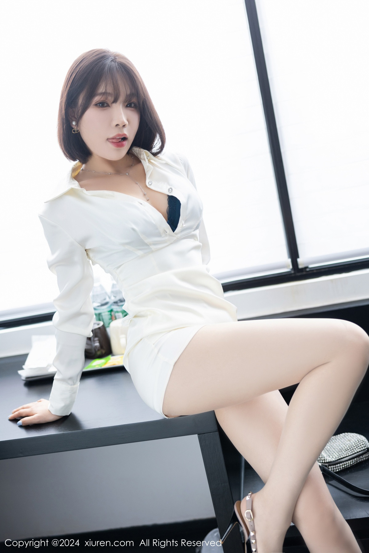 [秀人网] 2024.08.02 No.8963 徐莉芝Booty 丝袜美腿  第14张