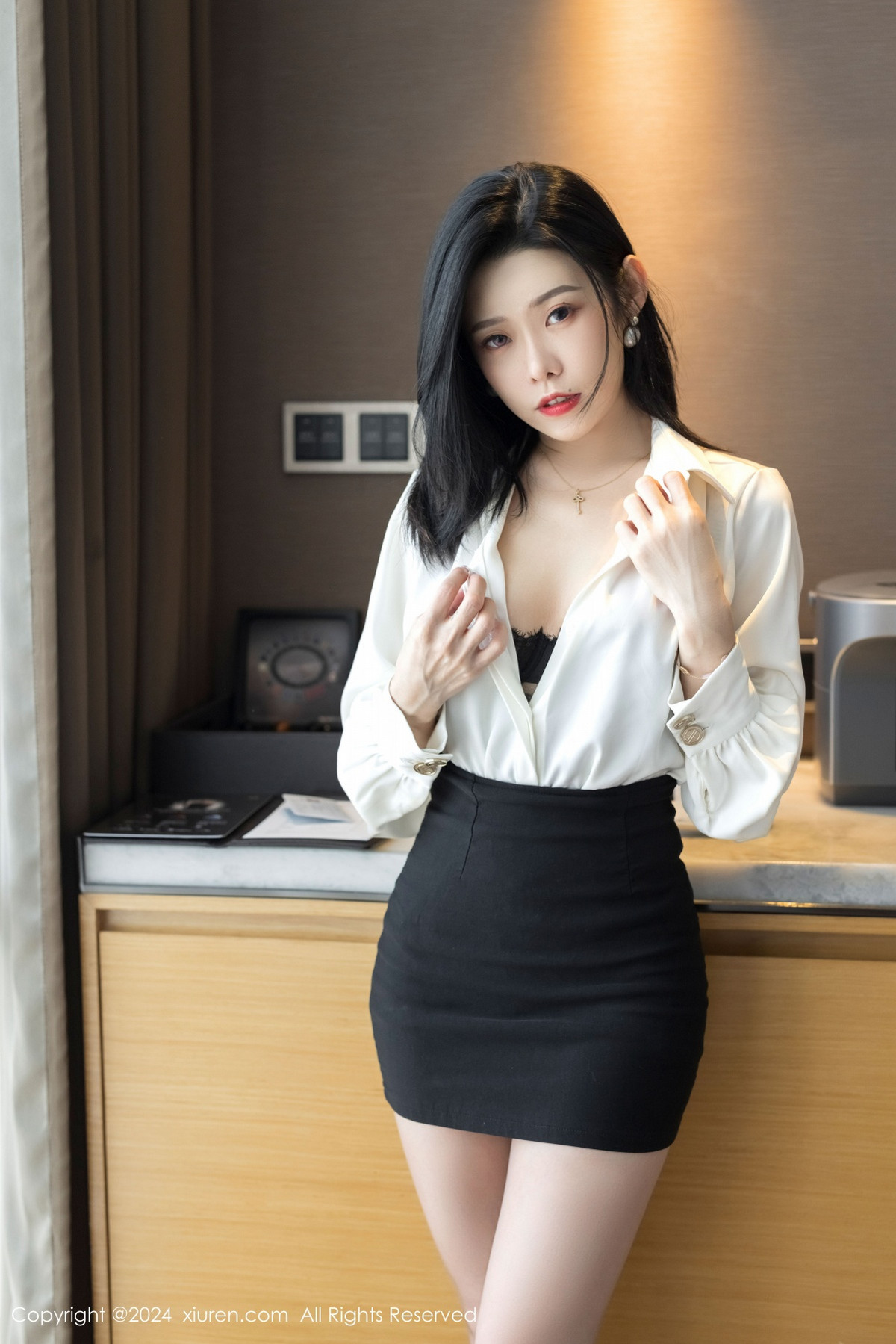 [秀人网] 2024.10.23 No.9329 luvian本能 黑丝美腿  第3张