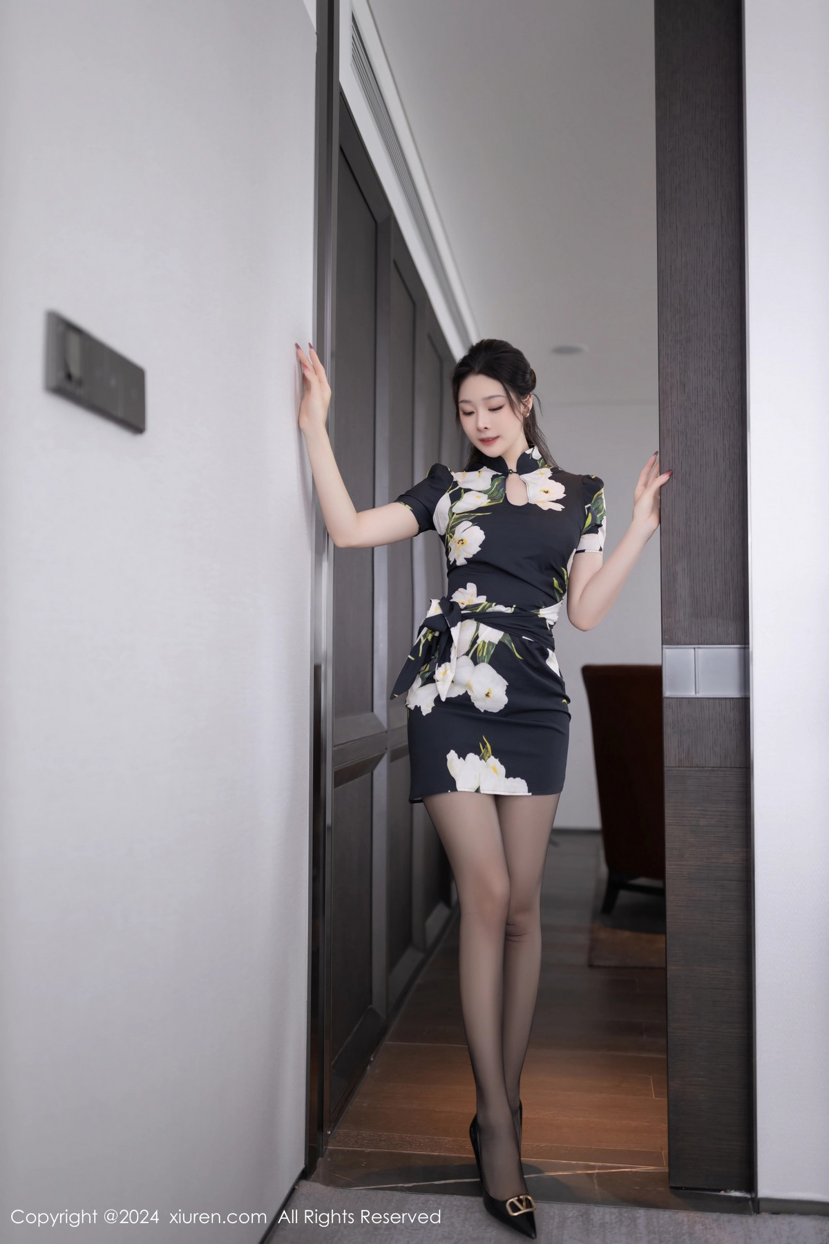 [秀人网] 2024.06.27 No.8768 小逗逗 黑丝美腿  第2张
